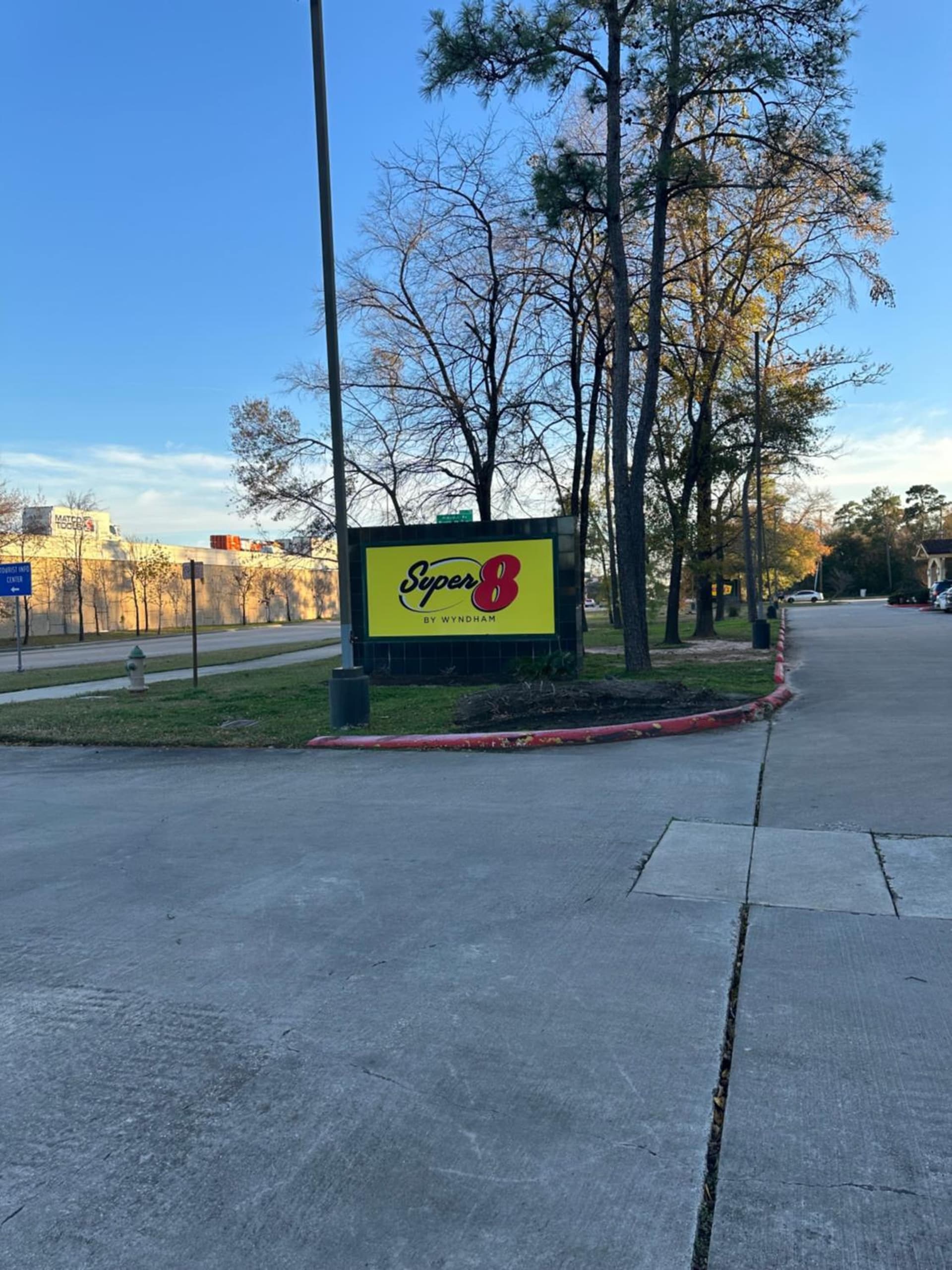 Super 8 by Wyndham The Woodlands North gallery photo in The Woodlands, TX — image 25