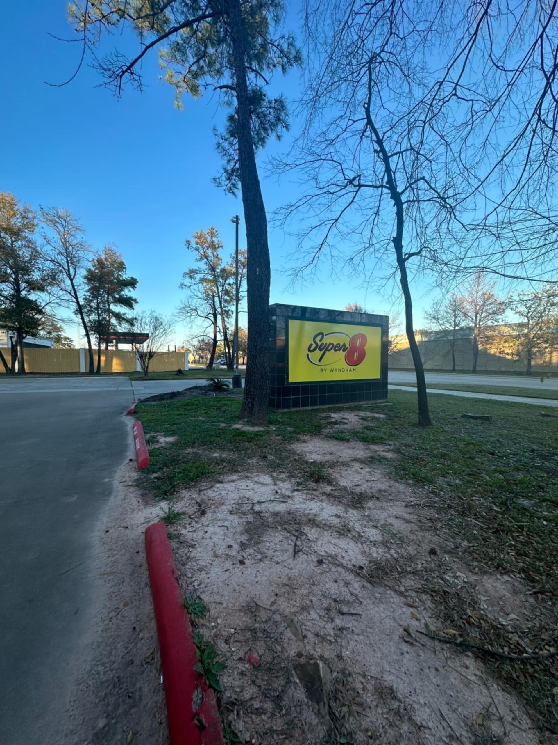 Super 8 by Wyndham The Woodlands North gallery photo in The Woodlands, TX — image 19