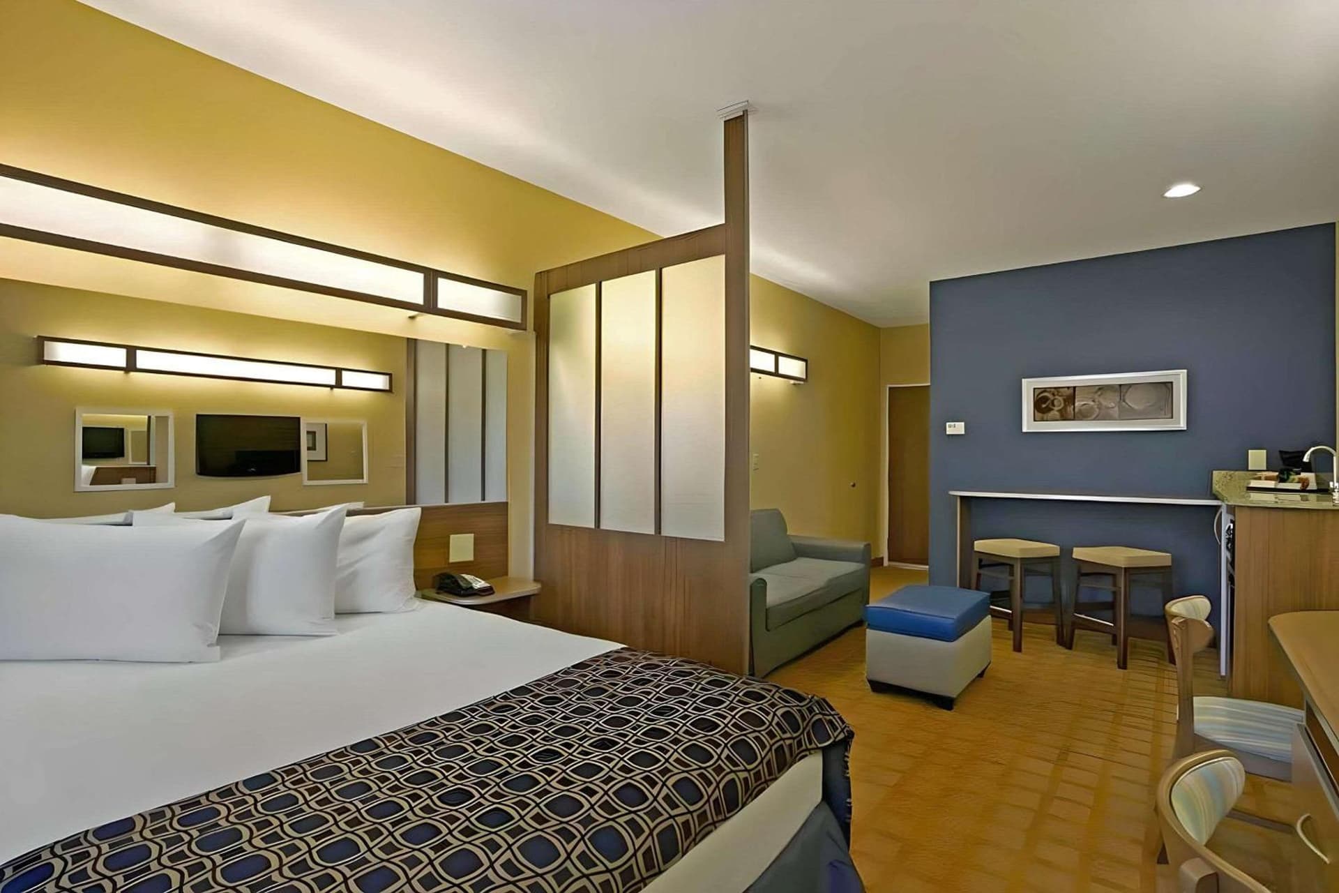 Quality Inn & Suites interior in Washington, PA — gallery photo 2