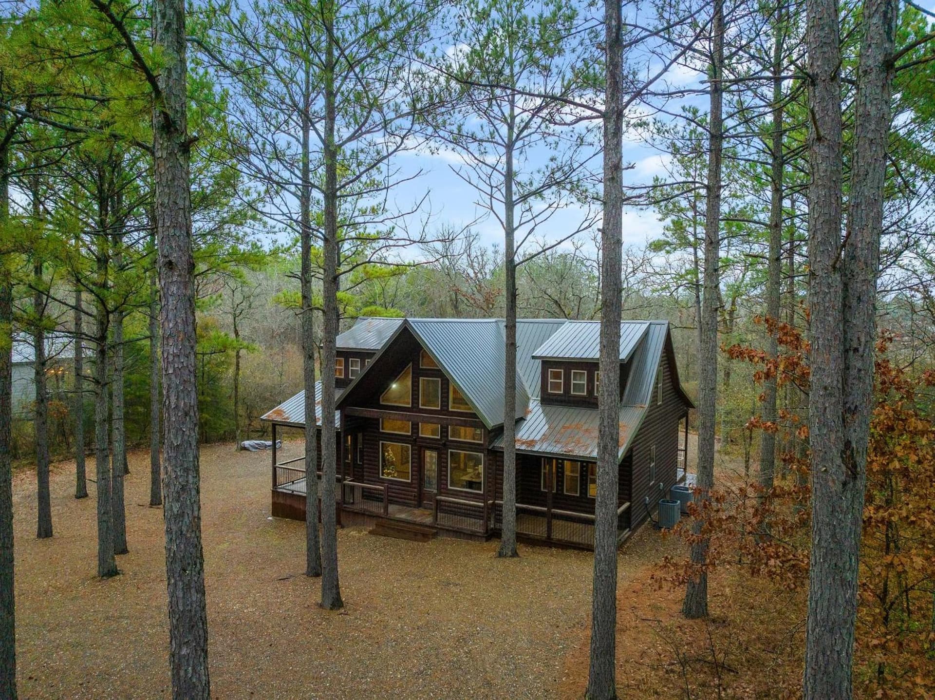 Lazy Daze Lodge - Close to activities and attractions!! interior in Hochatown, OK — gallery photo 2