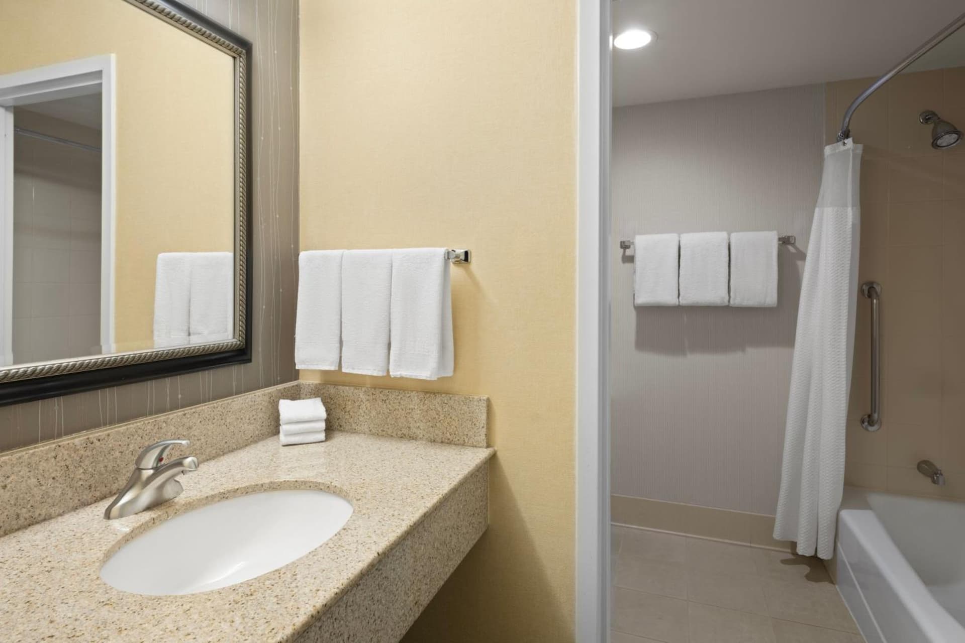 Courtyard by Marriott Rockford gallery photo in Rockford, IL — image 5