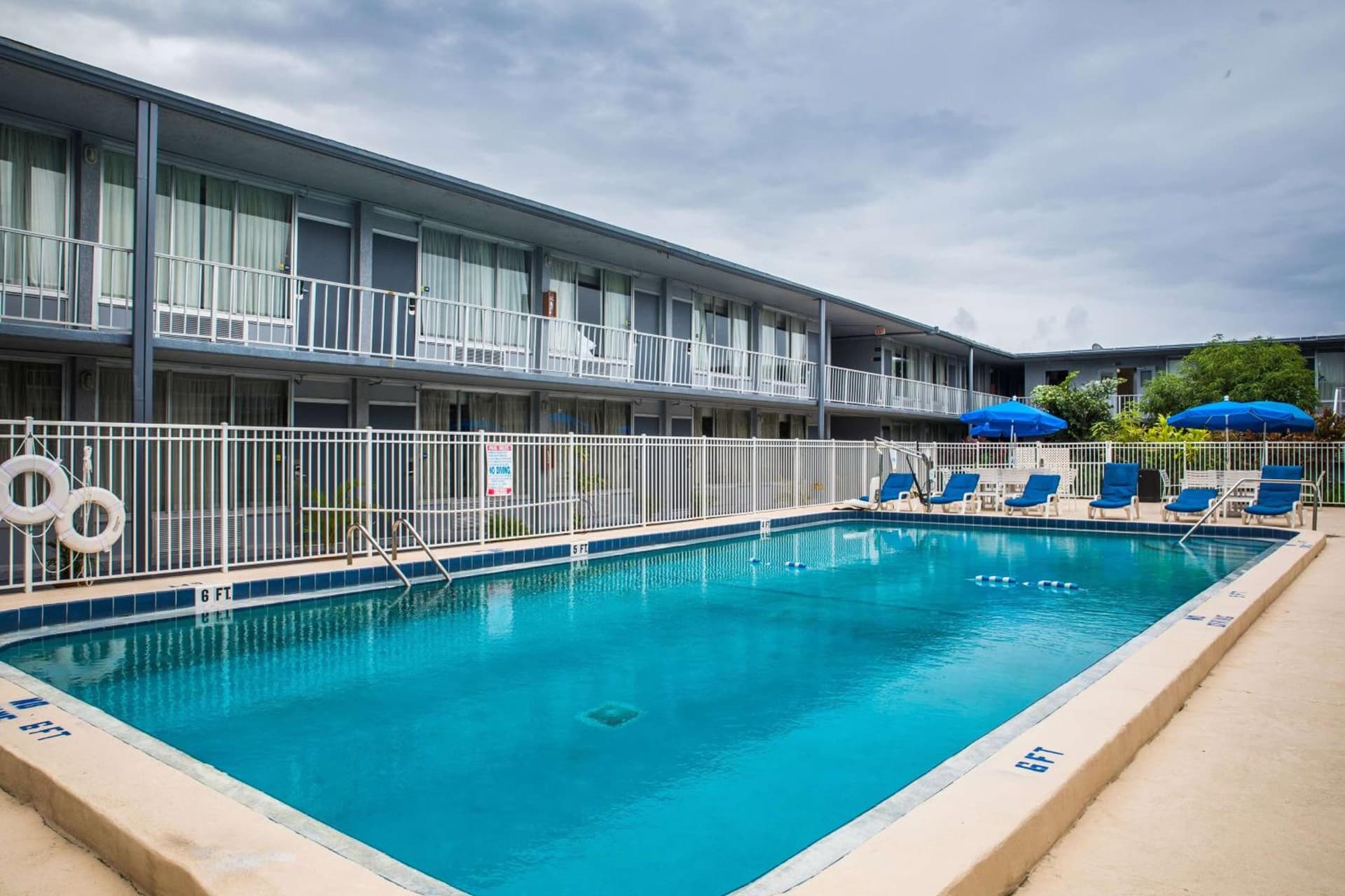 Days Inn by Wyndham Stuart gallery photo in Stuart, FL — image 16