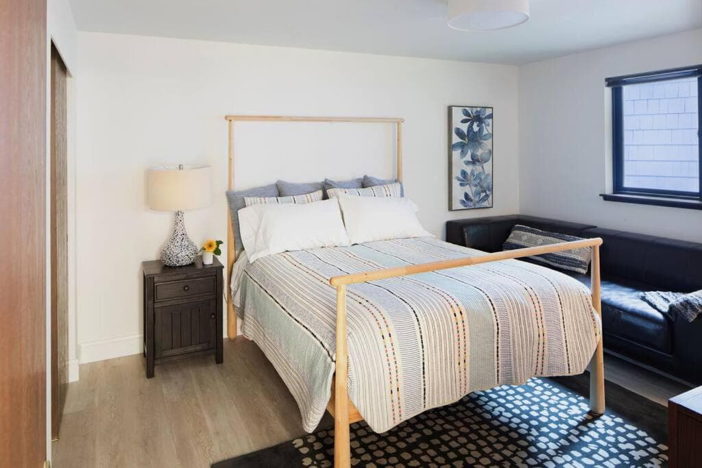 Beautiful Waterfront Retreat gallery photo in Olympia, WA — image 11