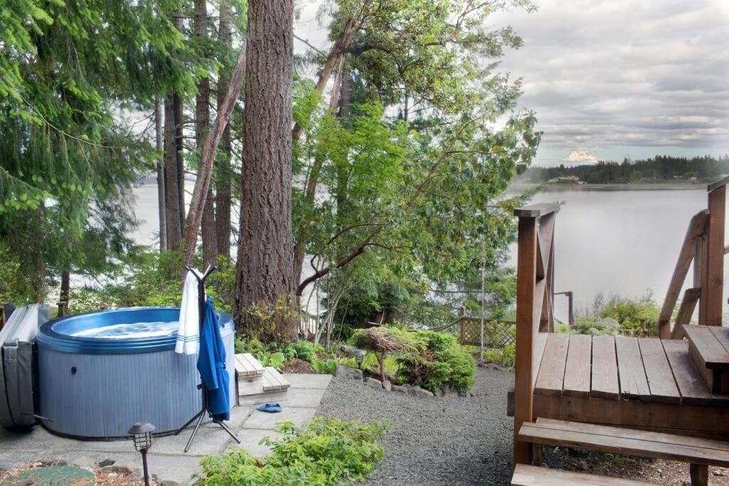 Beautiful Waterfront Retreat property views in Olympia, WA — gallery photo 3