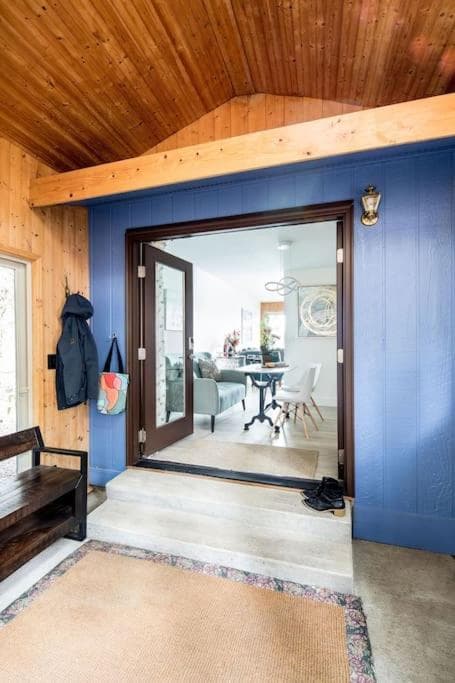 Beautiful Waterfront Retreat interior in Olympia, WA — gallery photo 2