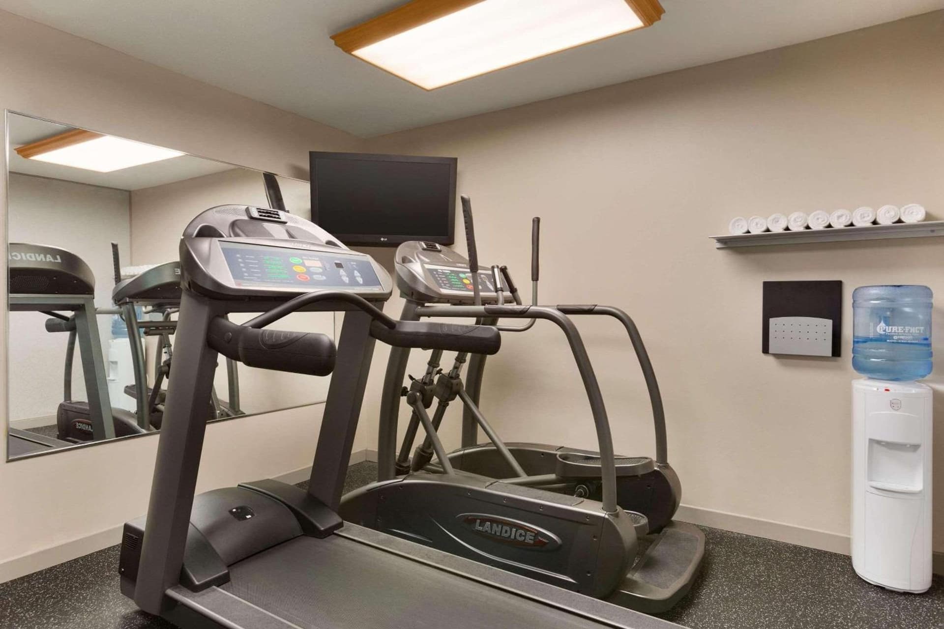 Country Inn & Suites by Radisson, Mishawaka, IN gallery photo in South Bend, IN — image 22