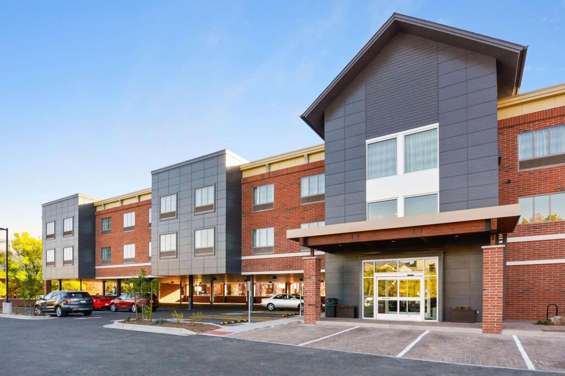 Country Inn & Suites by Radisson, Flagstaff Downtown, AZ featured exterior or lobby in Flagstaff, AZ — similar hotel