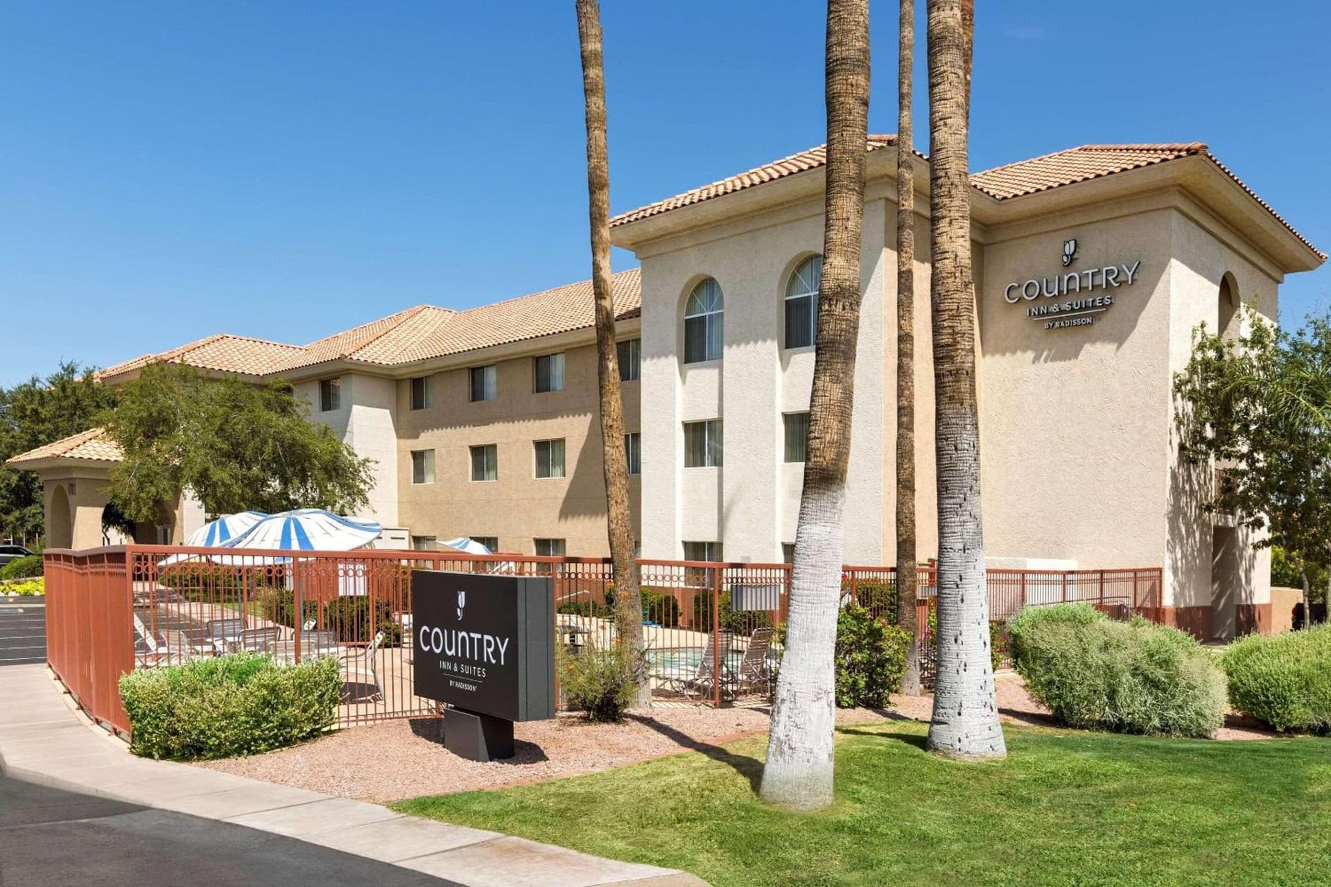 Country Inn & Suites by Radisson, Phoenix Airport, AZ featured exterior or lobby in Phoenix, AZ — similar hotel