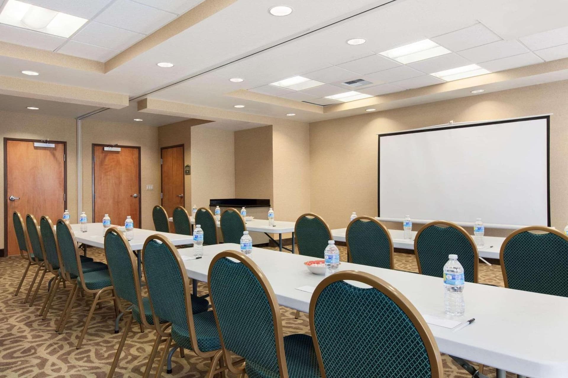University Hotel Davis Area by IHG property views in Dixon, CA — gallery photo 3