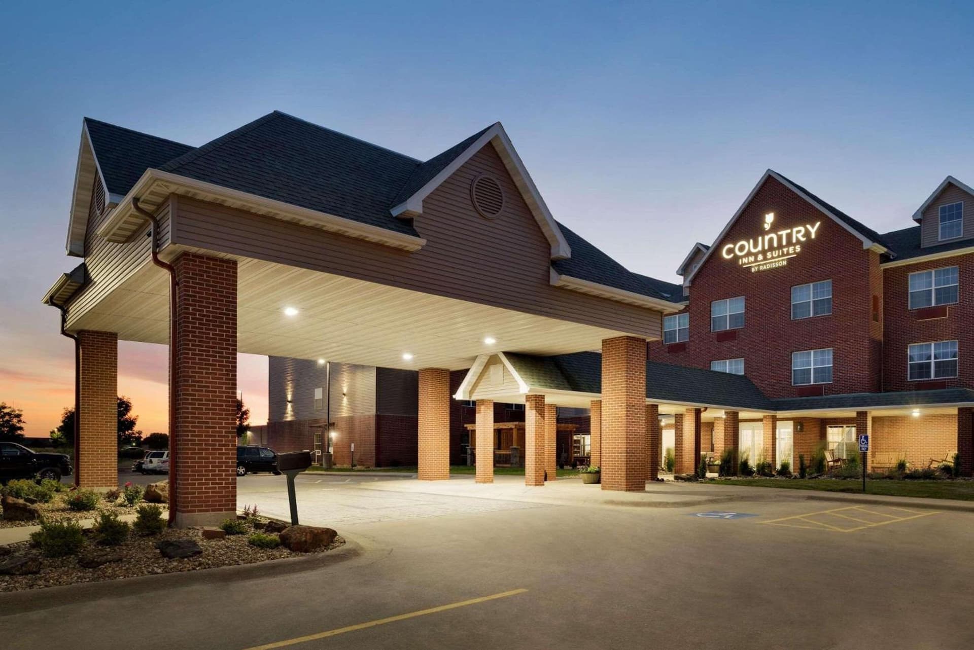 Country Inn & Suites by Radisson, Coralville, IA featured exterior or lobby in Coralville, IA — similar hotel