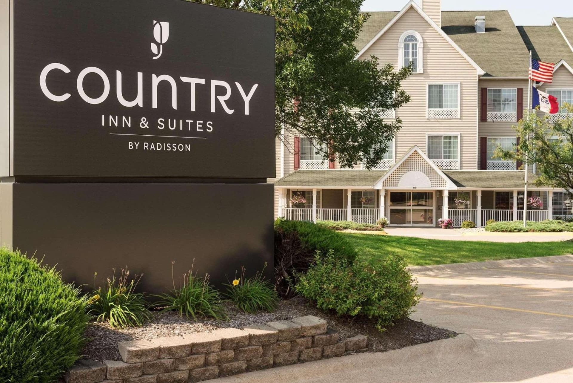 Country Inn & Suites by Radisson, Davenport - Quad Cities featured exterior or lobby in Davenport, IA — similar hotel