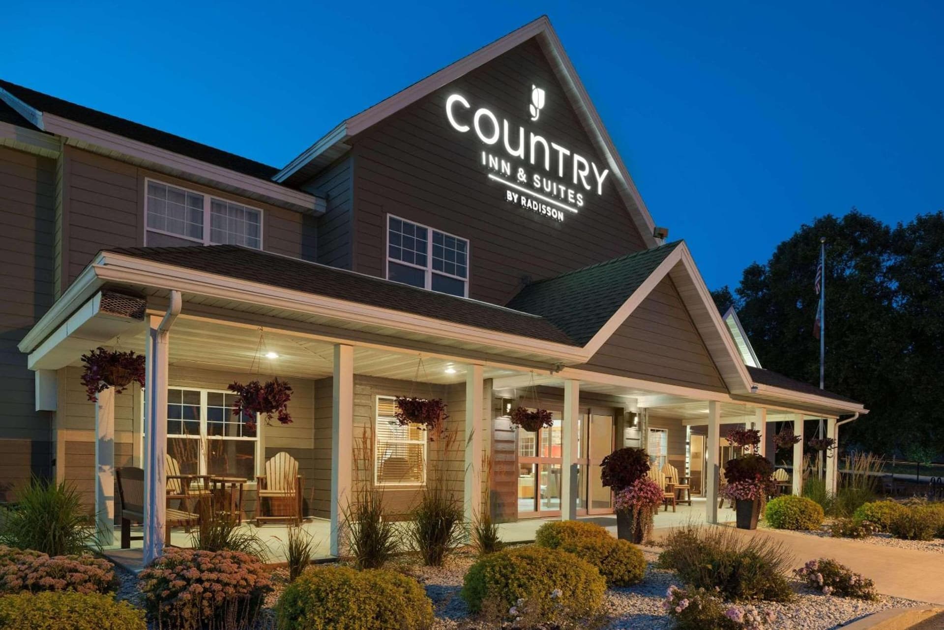 Country Inn & Suites by Radisson, Decorah, IA featured exterior or lobby in Decorah, IA — similar hotel