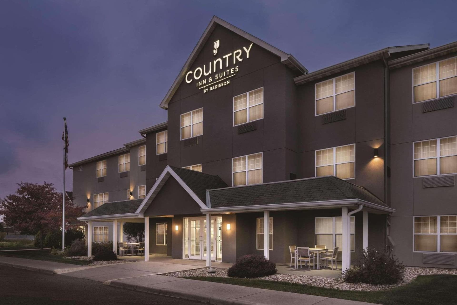 Country Inn & Suites by Radisson, Waterloo, IA featured exterior or lobby in Waterloo, IA — similar hotel