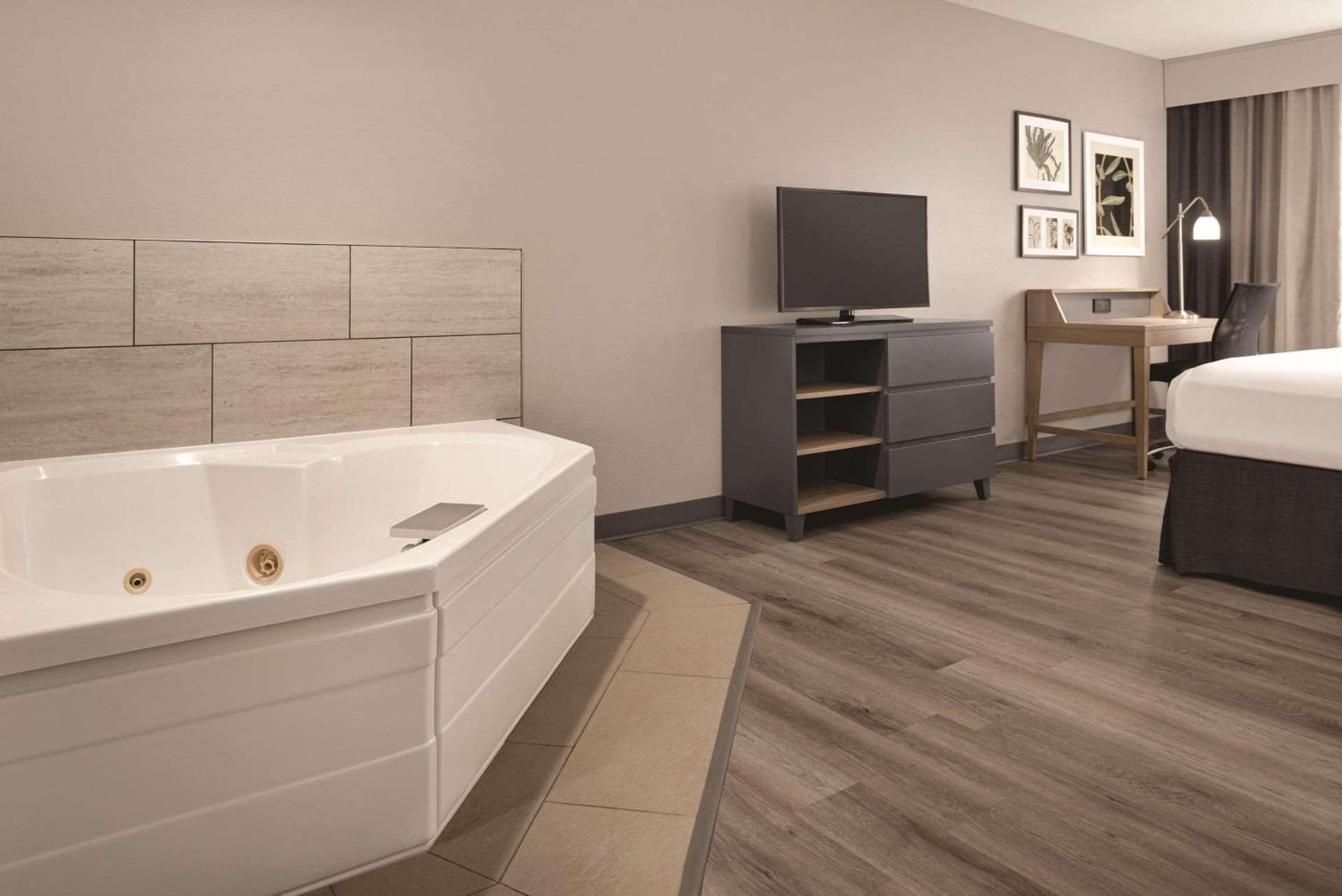 Country Inn & Suites by Radisson, Waterloo, IA gallery photo in Waterloo, IA — image 7