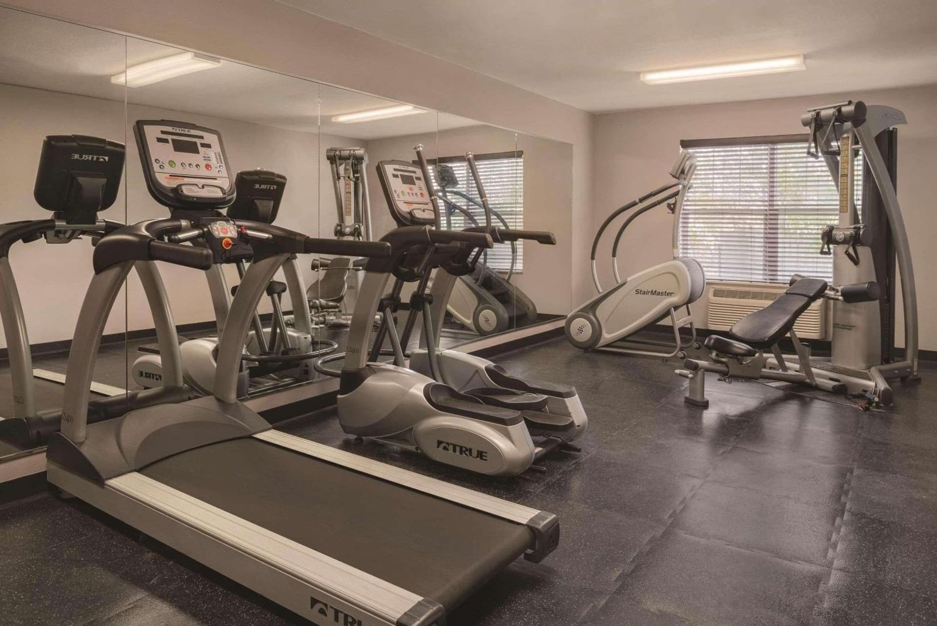 Country Inn & Suites by Radisson, Waterloo, IA gallery photo in Waterloo, IA — image 28