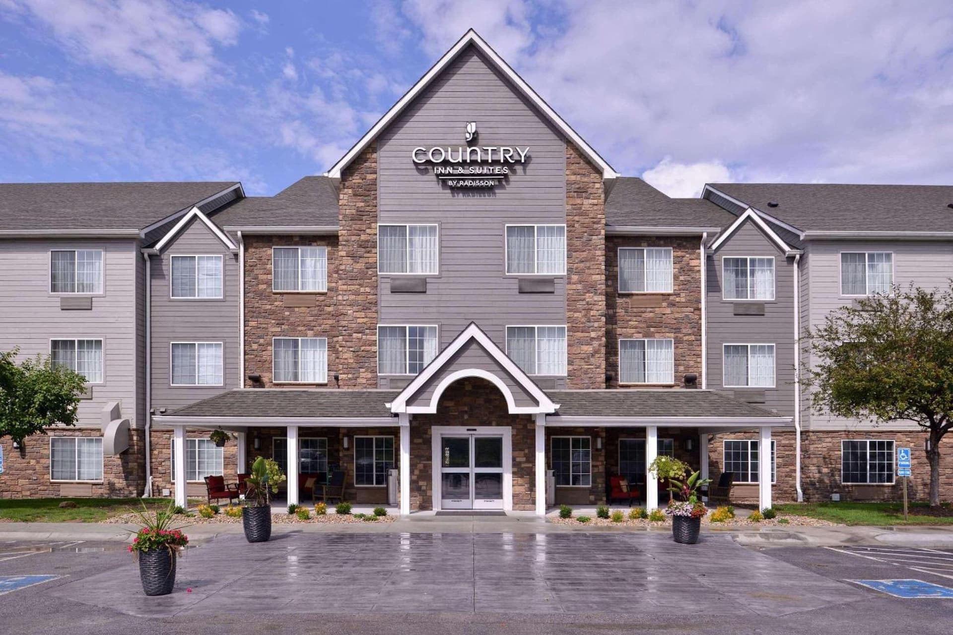 Country Inn & Suites by Radisson, Omaha Airport, IA featured exterior or lobby in Omaha, NE — similar hotel