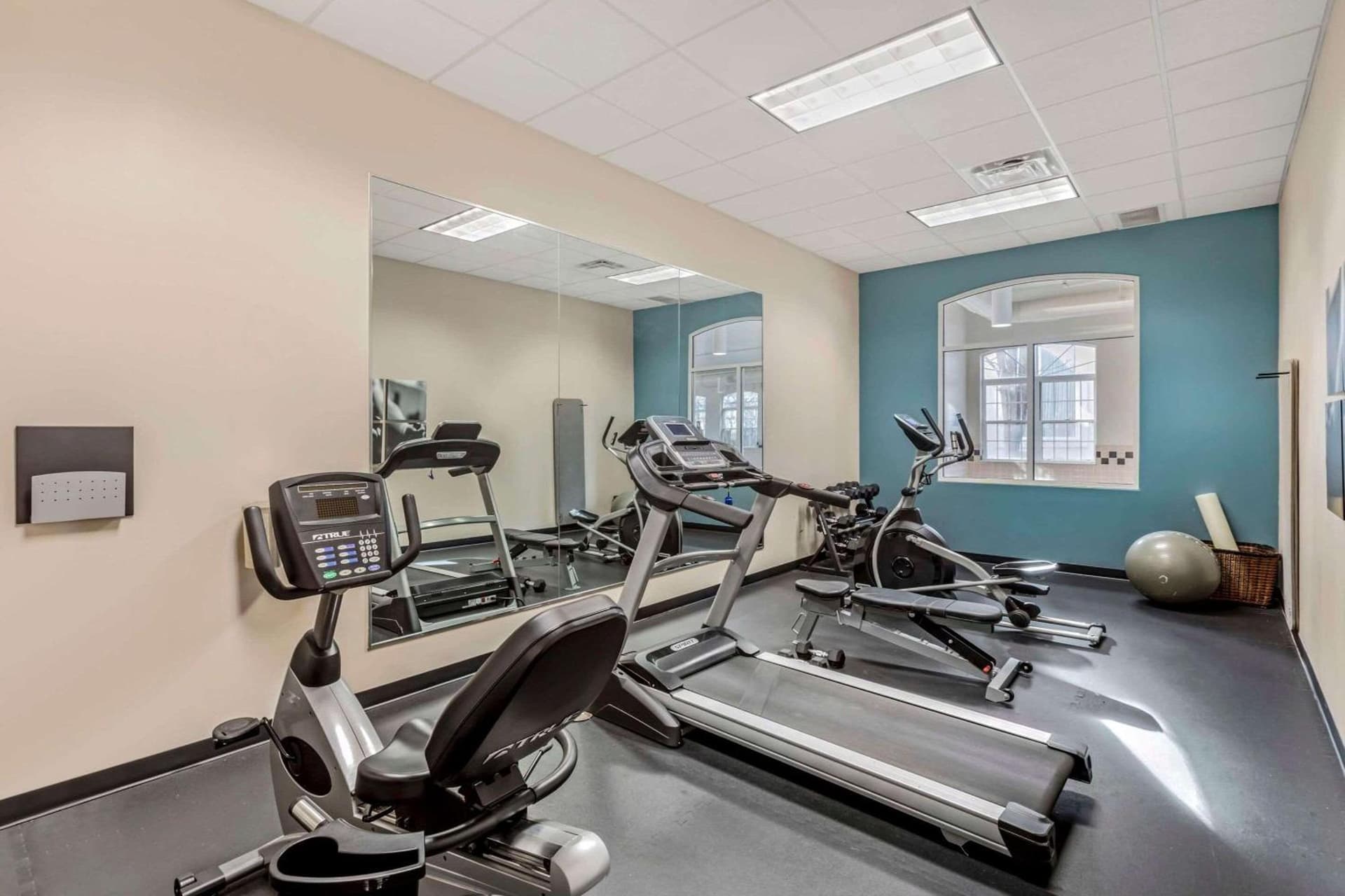 Country Inn & Suites by Radisson, Elk Grove Village-Itasca gallery photo in Elk Grove Village, IL — image 4