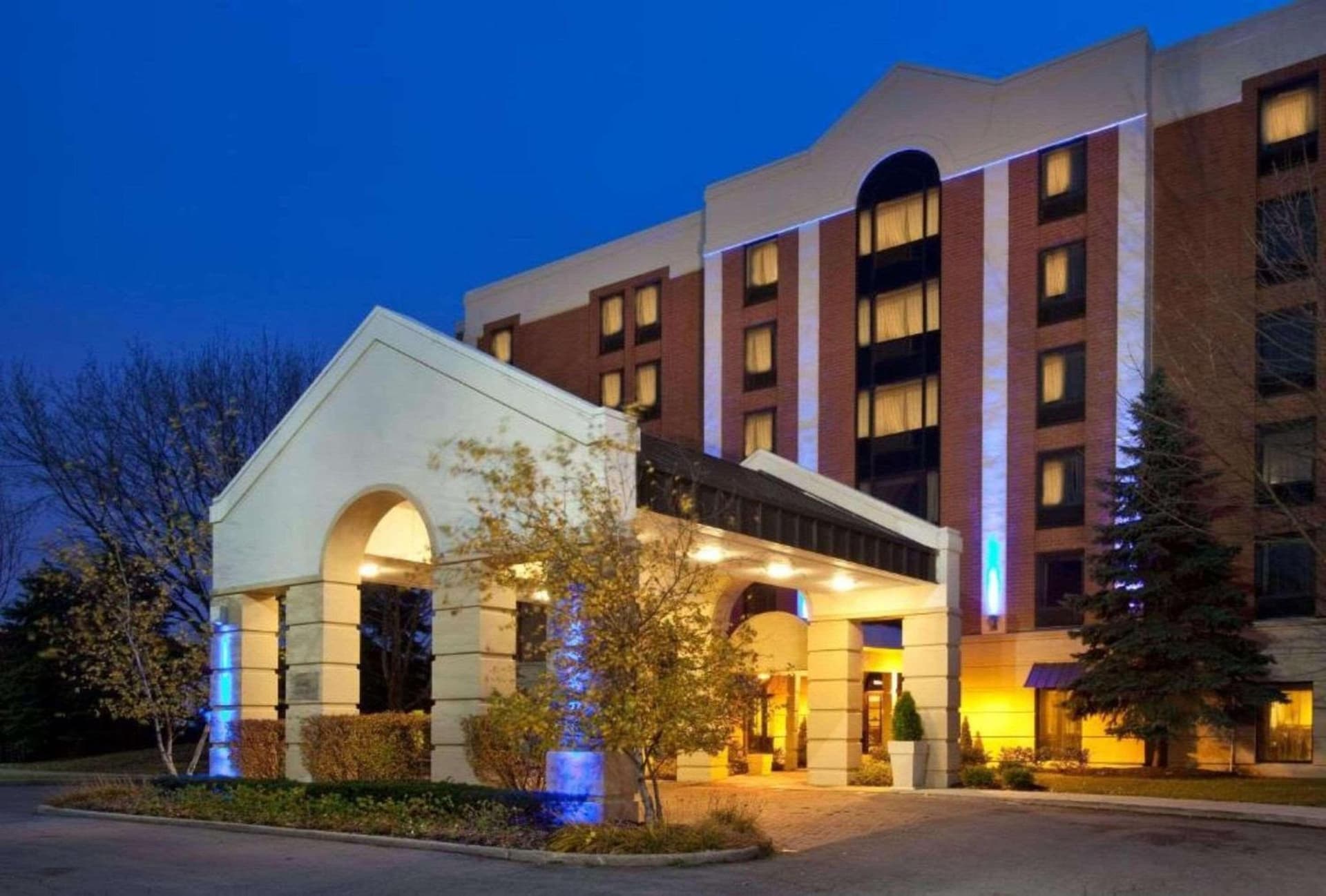 Radisson Hotel Schaumburg featured exterior or lobby in Schaumburg, IL — similar hotel