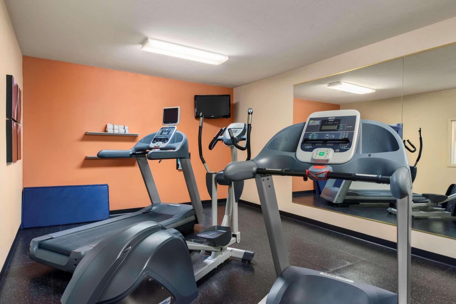 Country Inn & Suites by Radisson, Peoria North, IL gallery photo in Peoria, IL — image 25