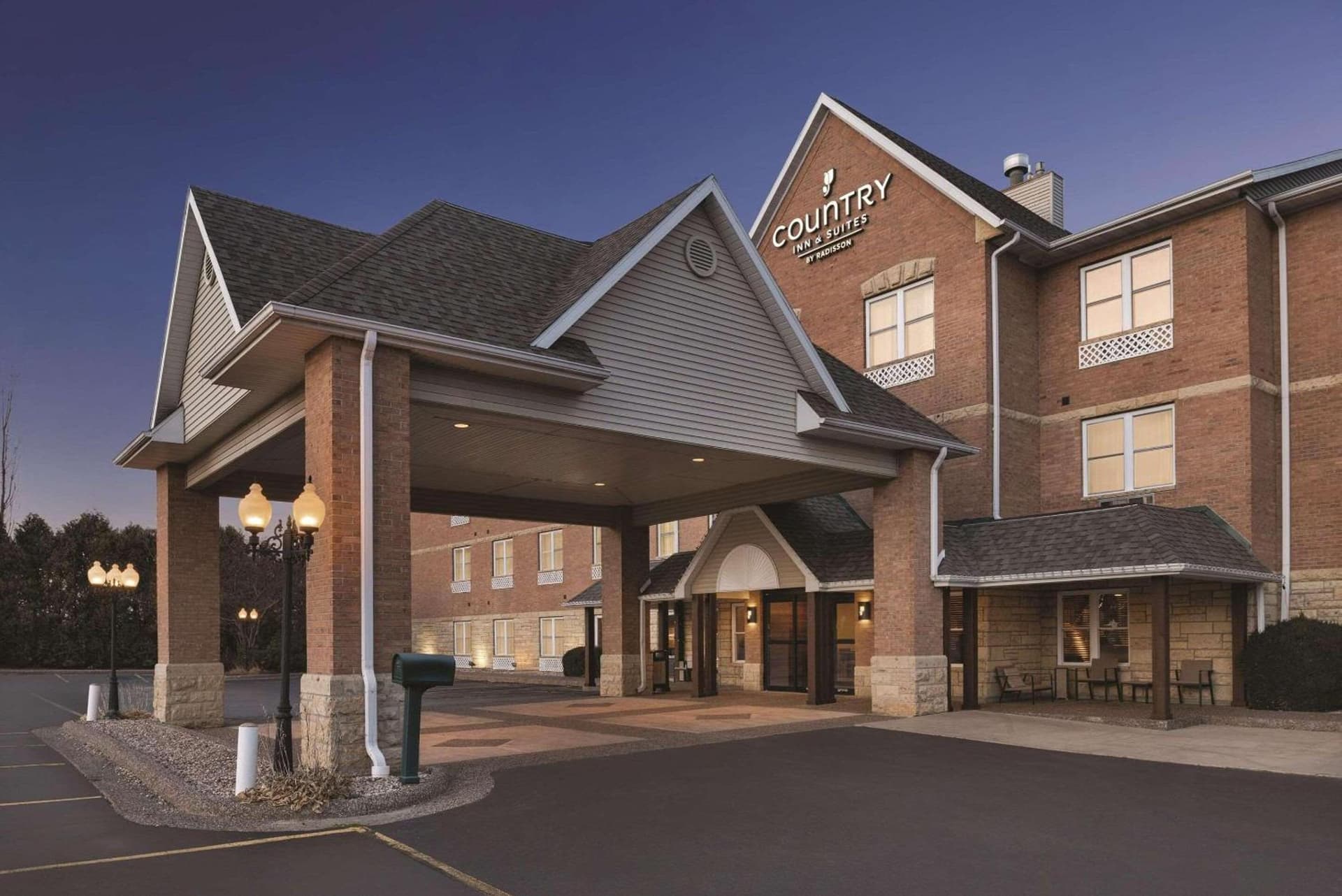 Country Inn & Suites by Radisson, Galena, IL featured exterior or lobby in Galena, IL — similar hotel