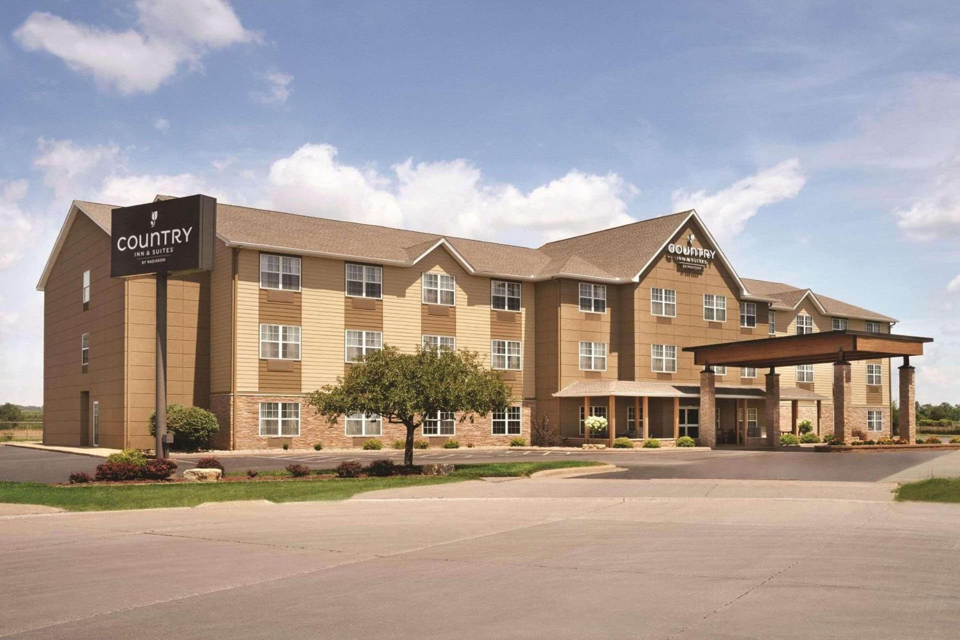Country Inn & Suites by Radisson, Moline Airport featured exterior or lobby in Moline, IL — similar hotel
