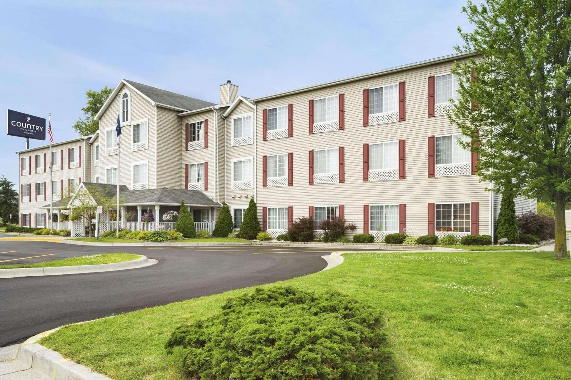 Country Inn & Suites by Radisson, Grand Rapids Airport, MI featured exterior or lobby in Grand Rapids, MI — similar hotel