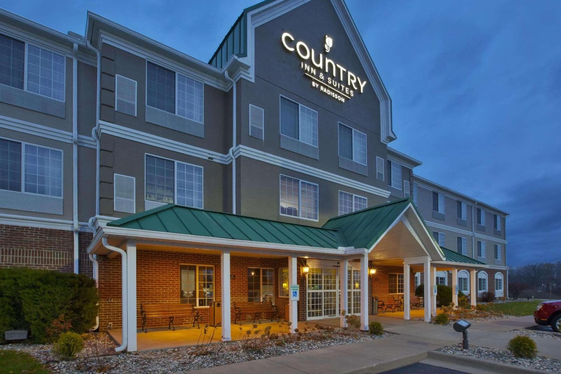 Country Inn & Suites by Radisson, Big Rapids, MI interior in Big Rapids, MI — gallery photo 2