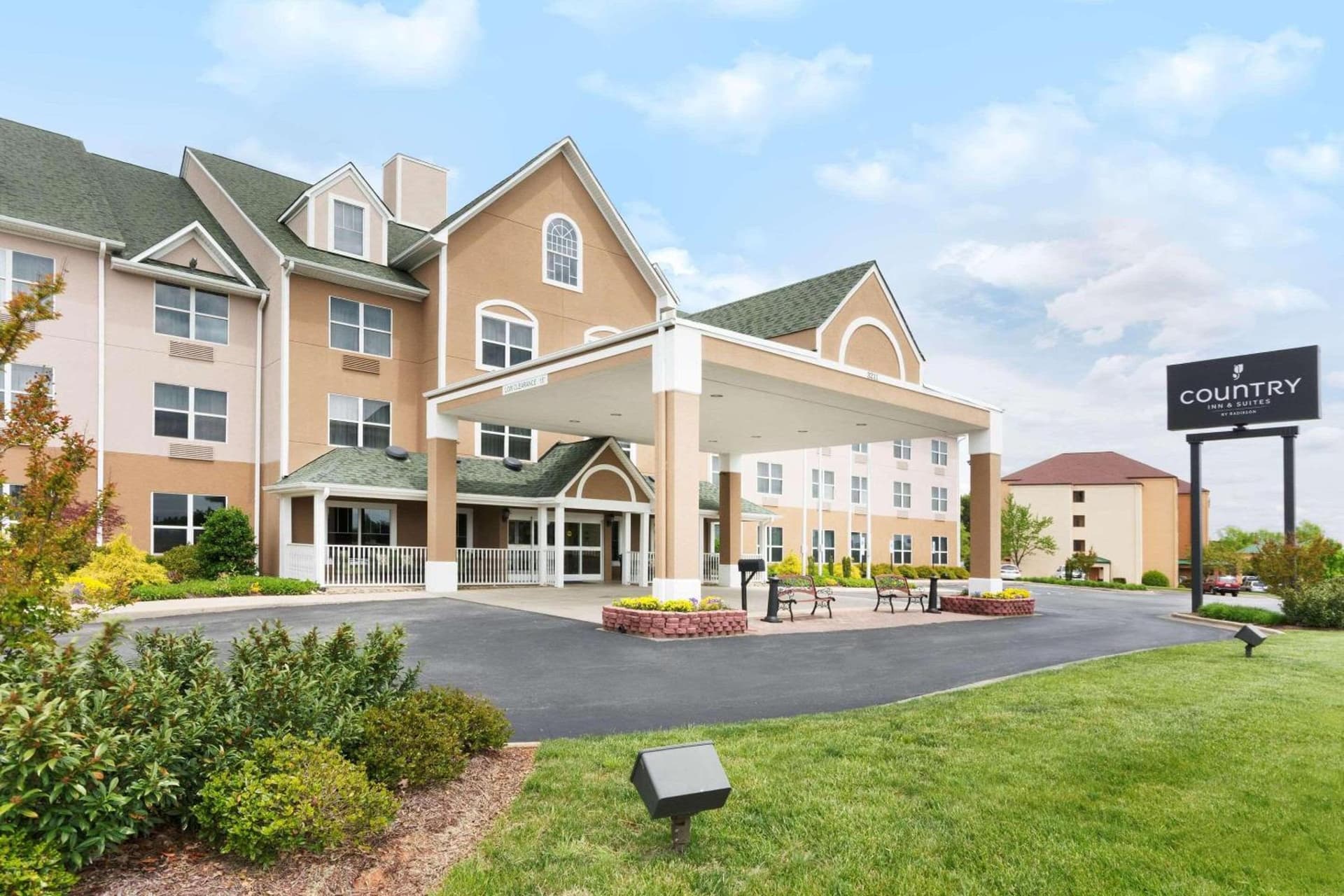 Country Inn & Suites by Radisson, Burlington Elon , NC featured exterior or lobby in Burlington, NC — similar hotel