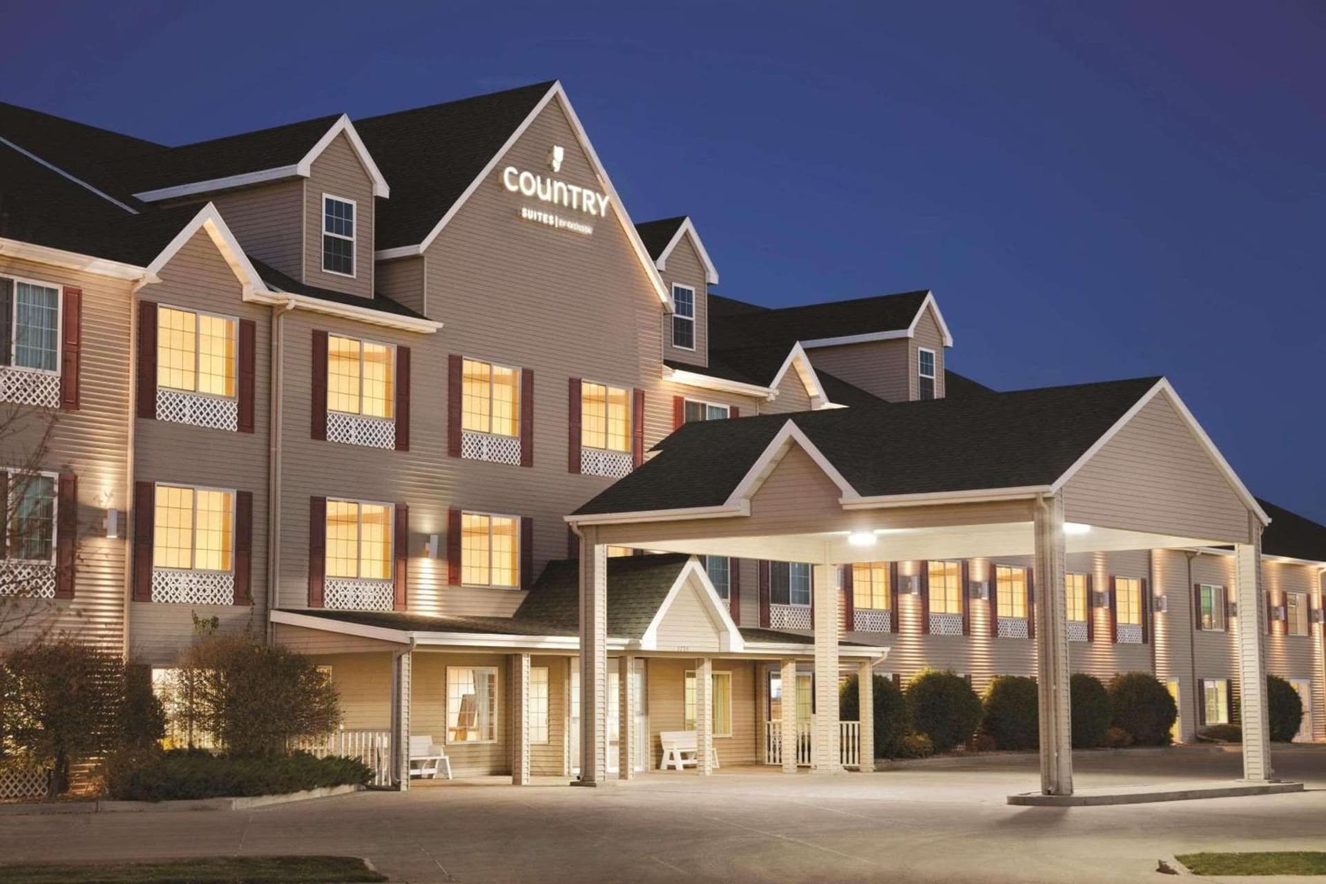 Country Inn & Suites by Radisson Bismarck Waterpark featured exterior or lobby in Bismarck, ND — similar hotel