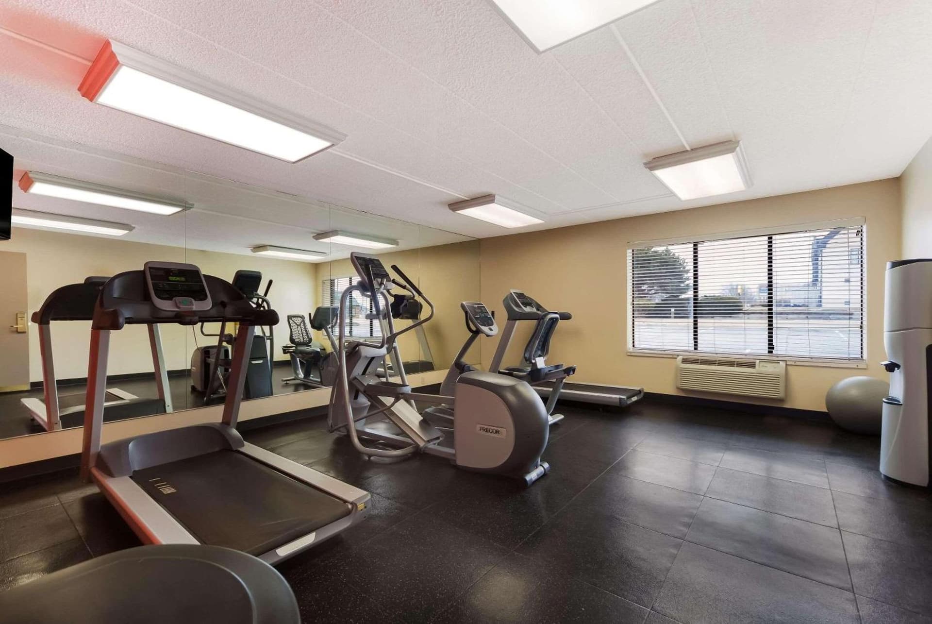 Wingate by Wyndham Lincoln Airport East I-80 interior in Lincoln, NE — gallery photo 2