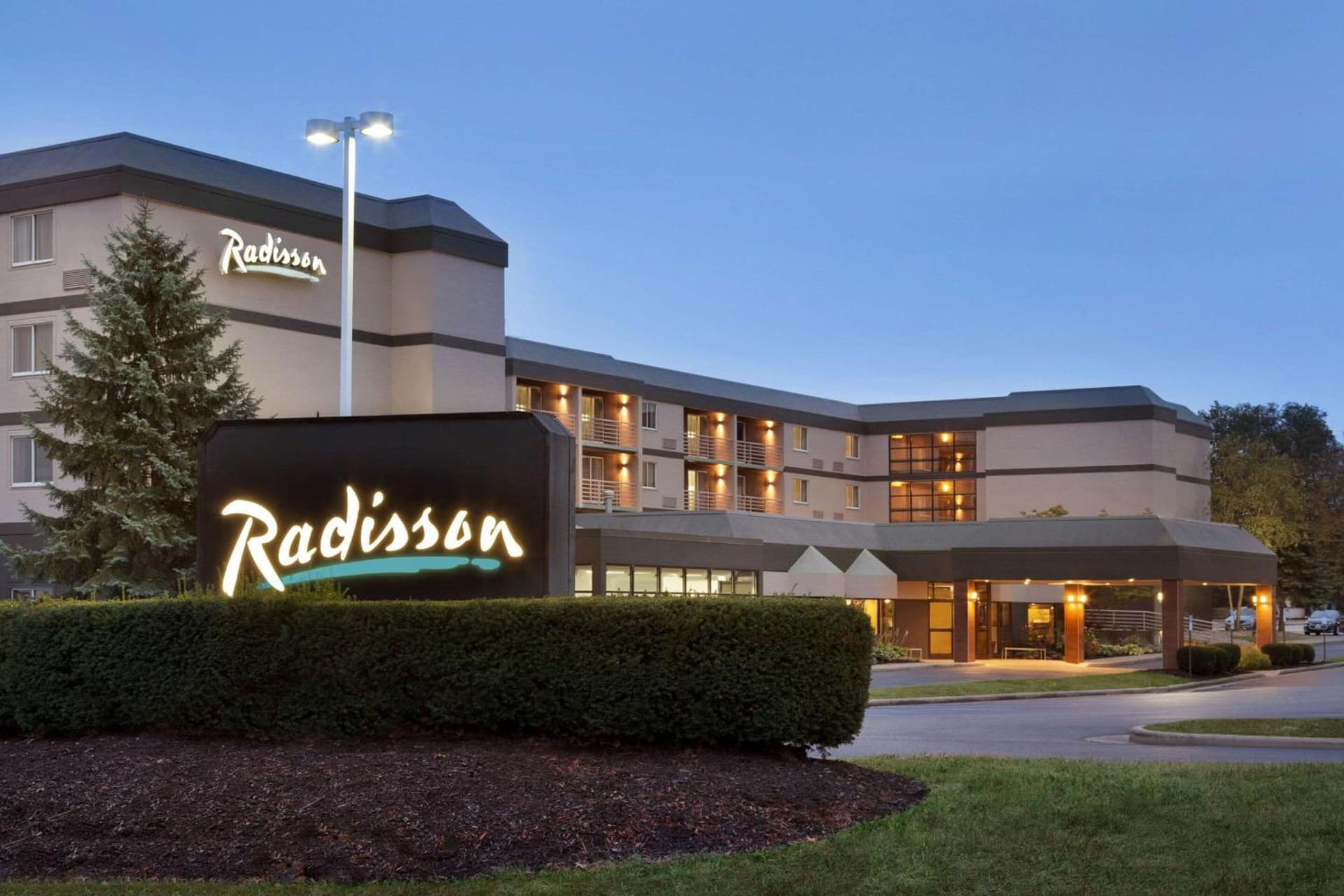 Radisson Akron-Fairlawn Copley featured exterior or lobby in Fairlawn, OH — similar hotel