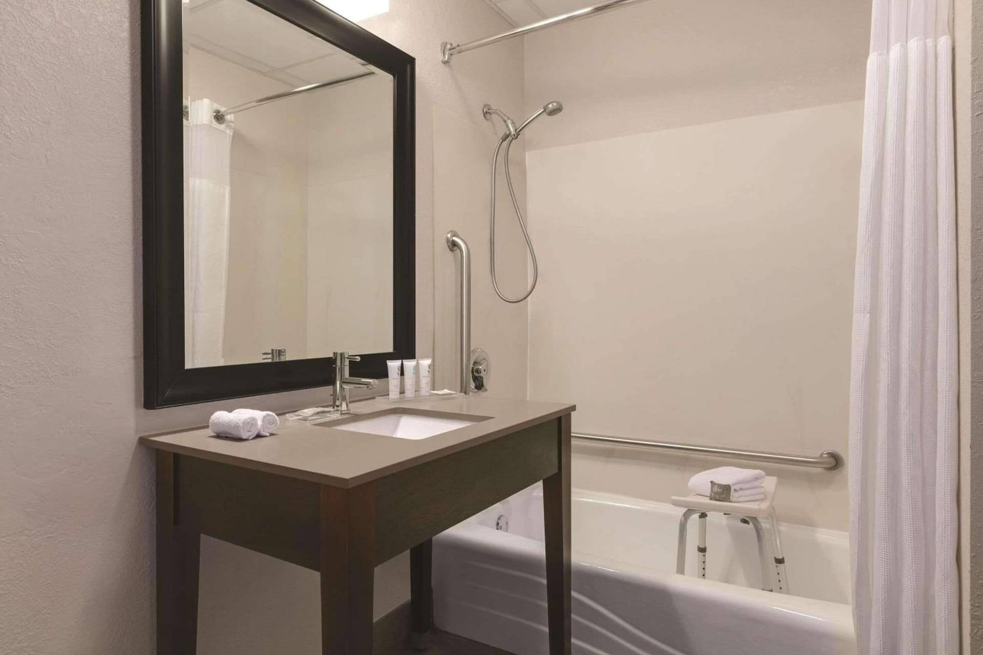 Country Inn & Suites by Radisson, Port Clinton, OH gallery photo in Port Clinton, OH — image 15