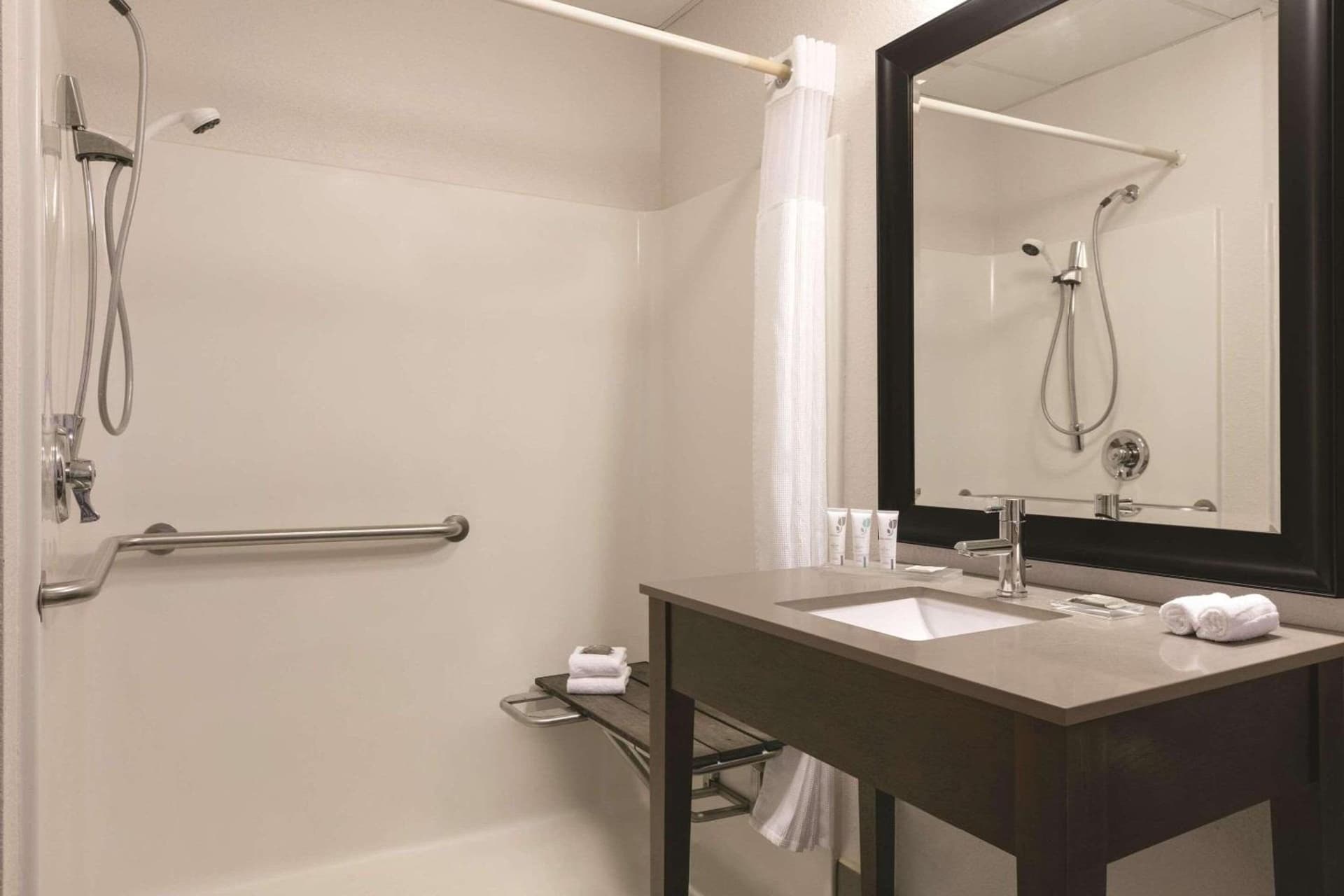 Country Inn & Suites by Radisson, Port Clinton, OH gallery photo in Port Clinton, OH — image 10