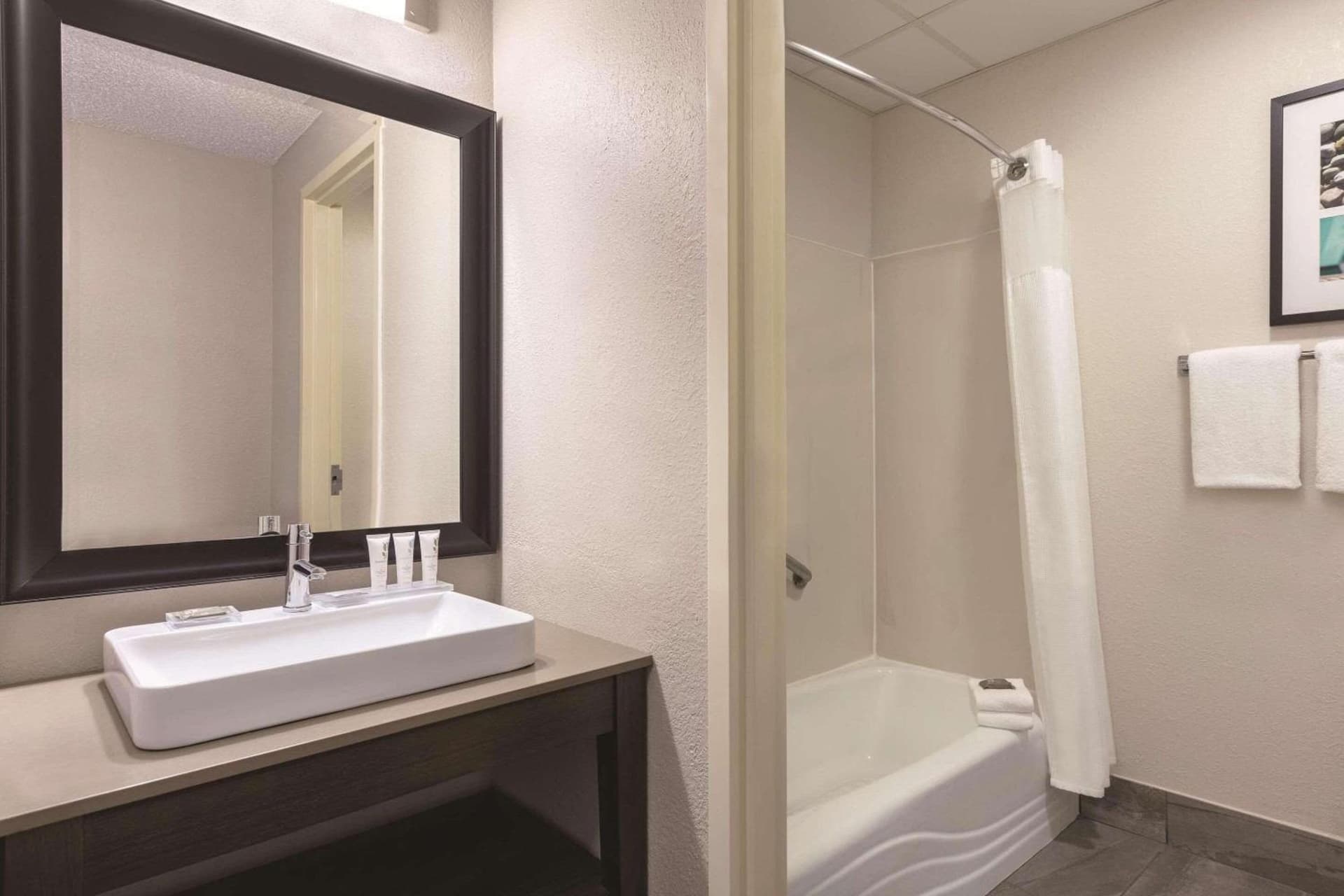 Country Inn & Suites by Radisson, Port Clinton, OH gallery photo in Port Clinton, OH — image 4