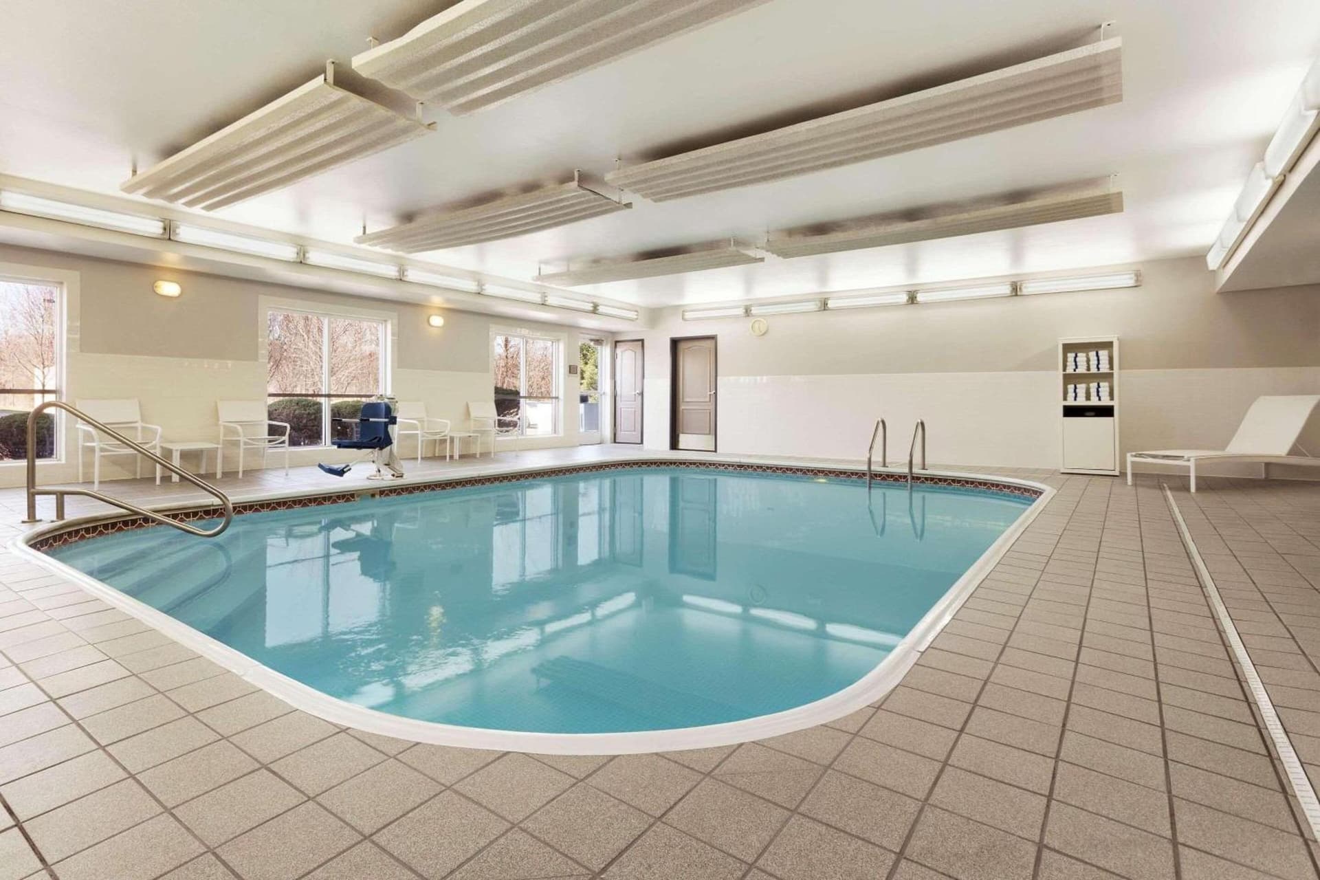 Country Inn & Suites by Radisson, Columbus Airport, OH interior in Columbus, OH — gallery photo 2
