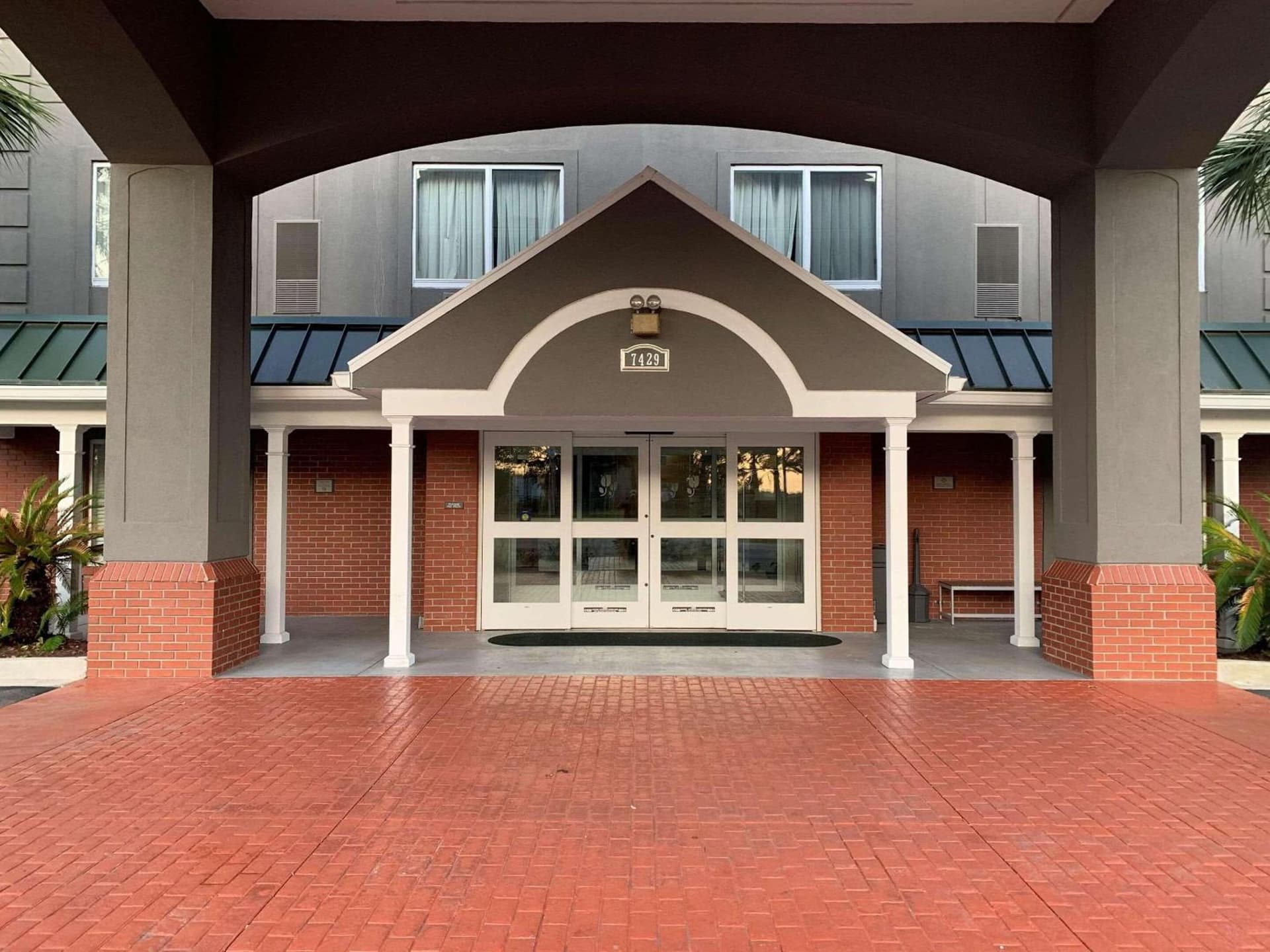 Country Inn & Suites By Radisson, Charleston North, SC featured exterior or lobby in Charleston, SC — similar hotel