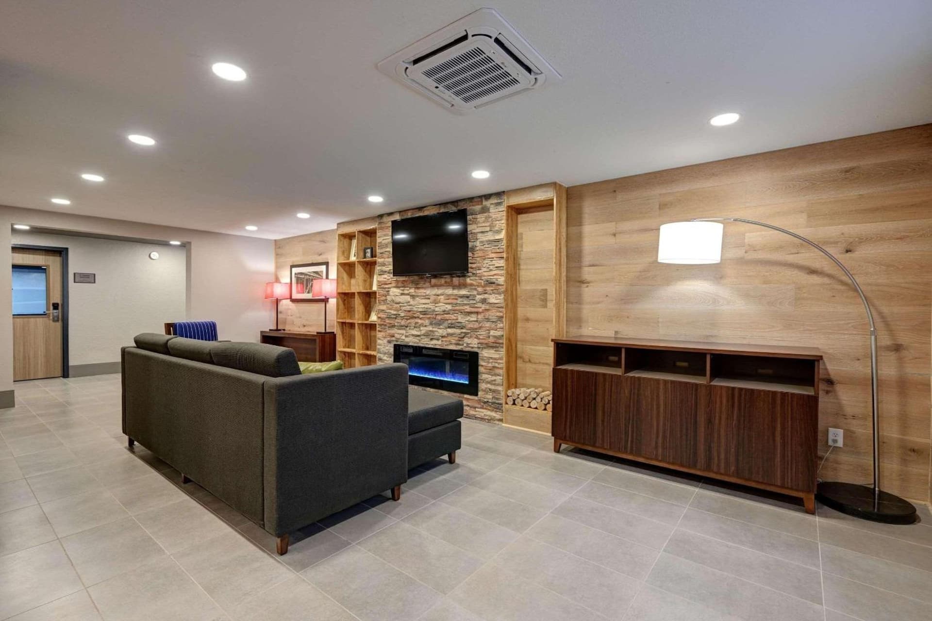 Country Inn & Suites by Radisson, Pierre, SD interior in Pierre, SD — gallery photo 2