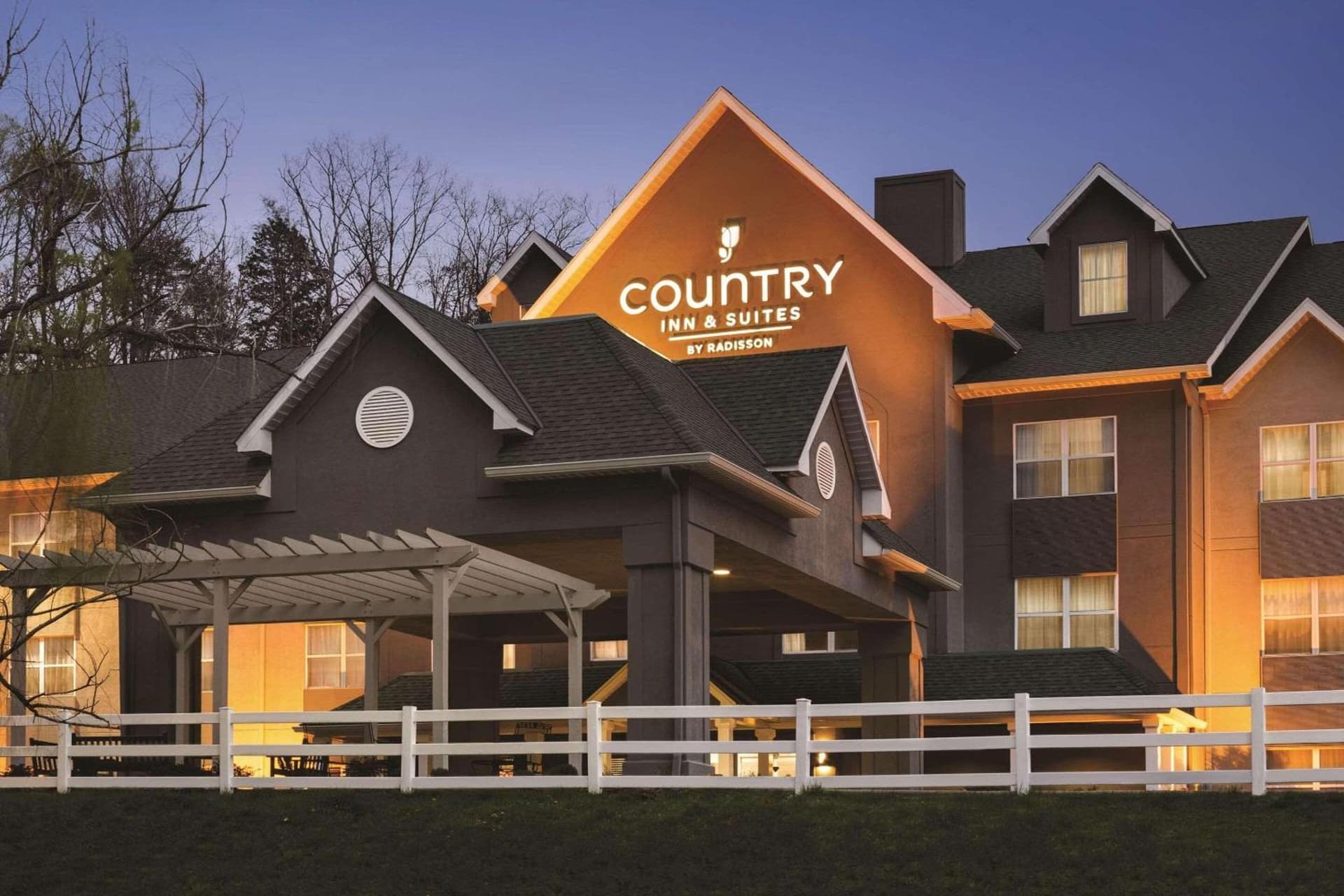Country Inn & Suites by Radisson, Chattanooga-Lookout Mountain featured exterior or lobby in Chattanooga, TN — similar hotel