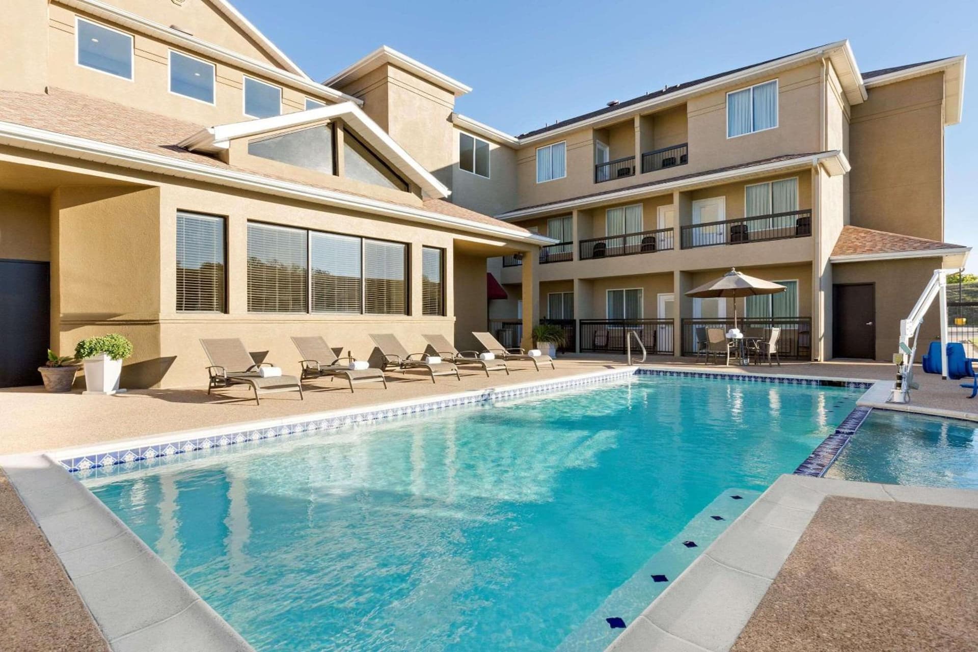 Country Inn & Suites by Radisson, Fort Worth West l-30 NAS JRB gallery photo in Fort Worth, TX — image 45