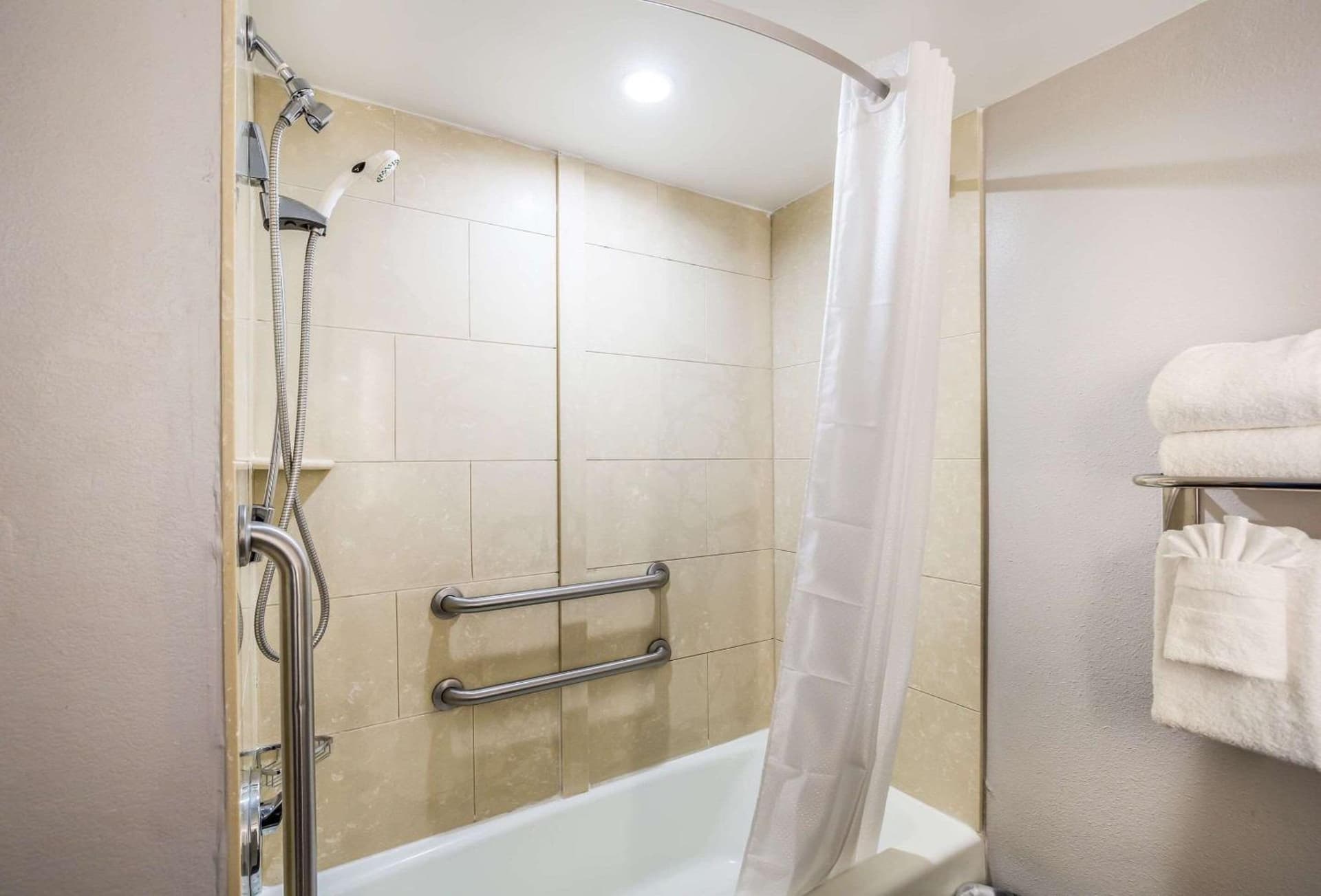 Country Inn & Suites by Radisson, Virginia Beach Oceanfront gallery photo in Virginia Beach, VA — image 5