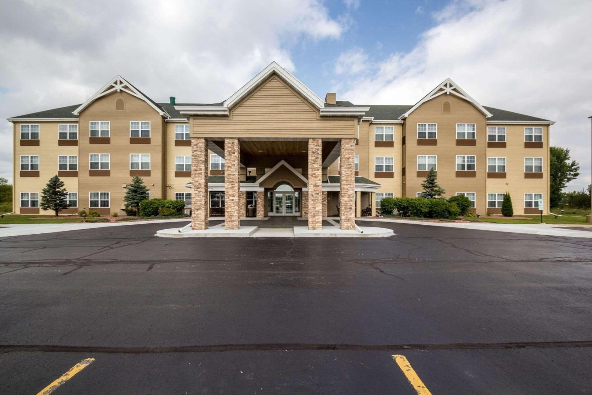Country Inn & Suites by Radisson, Fond du Lac, WI featured exterior or lobby in Fond du Lac, WI — similar hotel