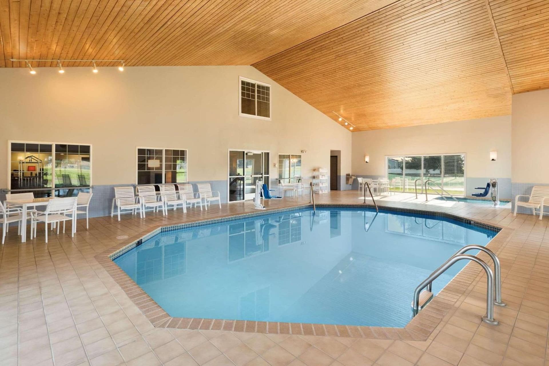 Country Inn & Suites by Radisson, Chippewa Falls, WI gallery photo in Chippewa Falls, WI — image 19