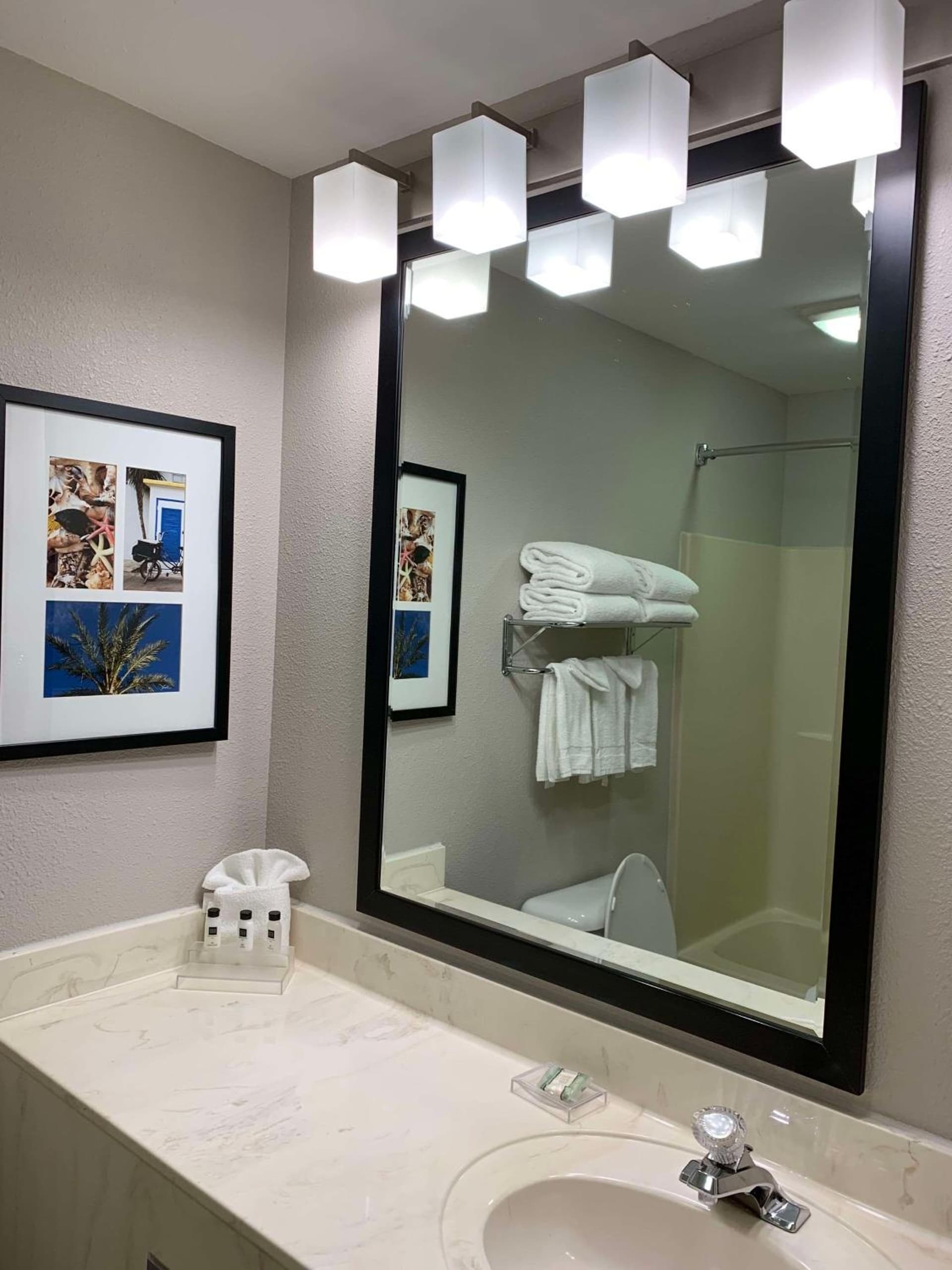 Country Inn & Suites by Radisson Kenosha - Pleasant Prairie gallery photo in Kenosha, WI — image 31