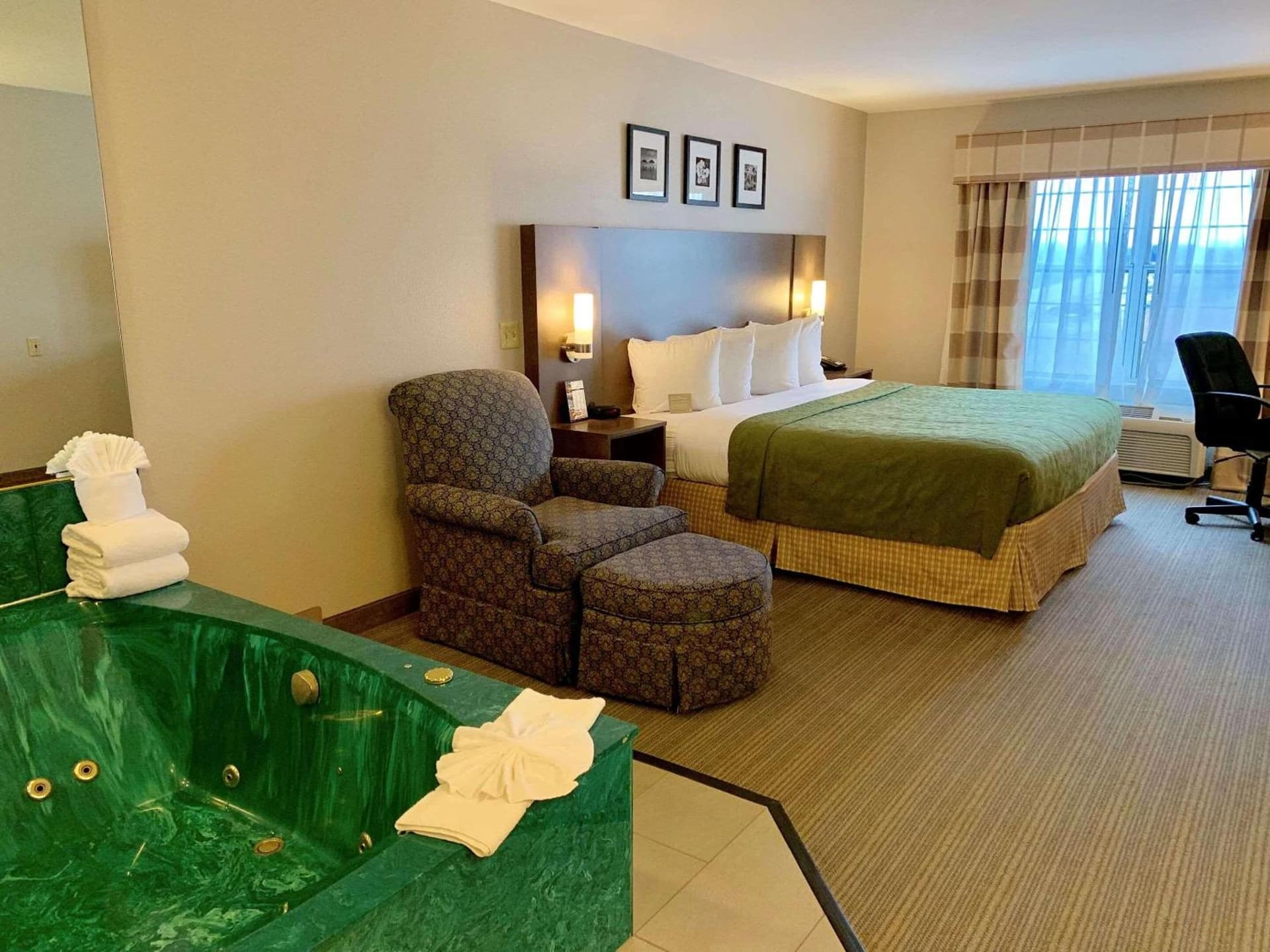 Country Inn & Suites by Radisson Kenosha - Pleasant Prairie gallery photo in Kenosha, WI — image 5