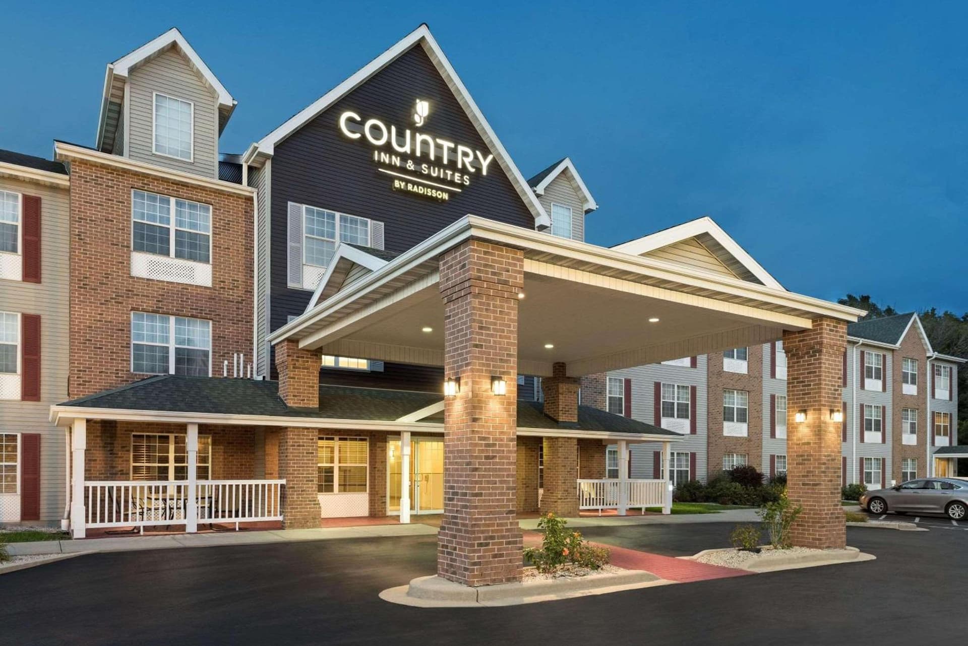 Country Inn & Suites by Radisson, Milwaukee Airport, WI featured exterior or lobby in Milwaukee, WI — similar hotel