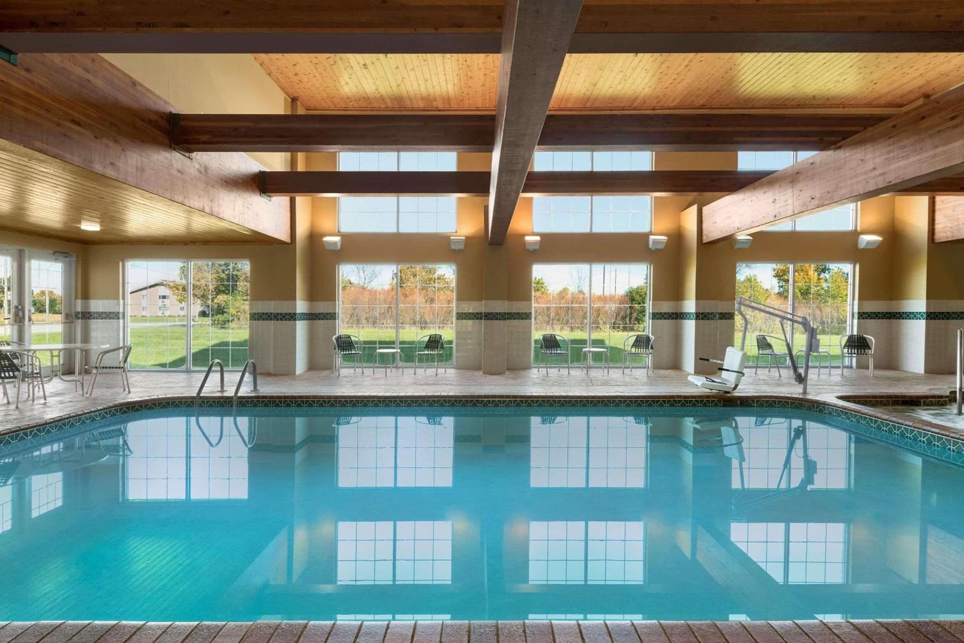Country Inn & Suites by Radisson, Milwaukee Airport, WI gallery photo in Milwaukee, WI — image 23