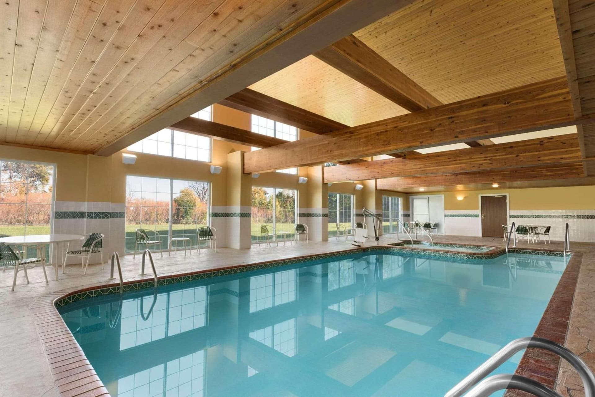 Country Inn & Suites by Radisson, Milwaukee Airport, WI gallery photo in Milwaukee, WI — image 34