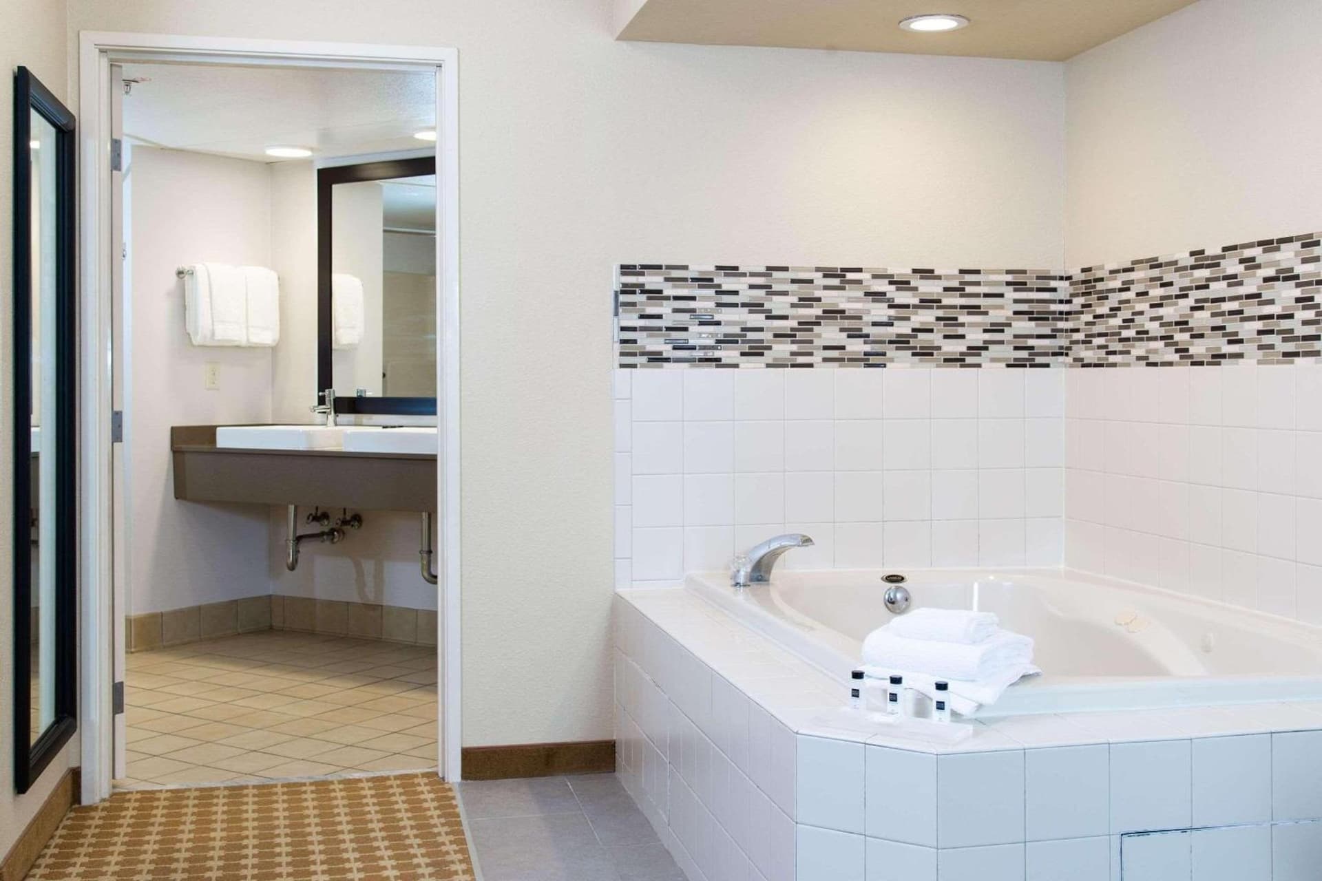 Country Inn & Suites by Radisson, Milwaukee West Brookfield , WI gallery photo in Brookfield, WI — image 6