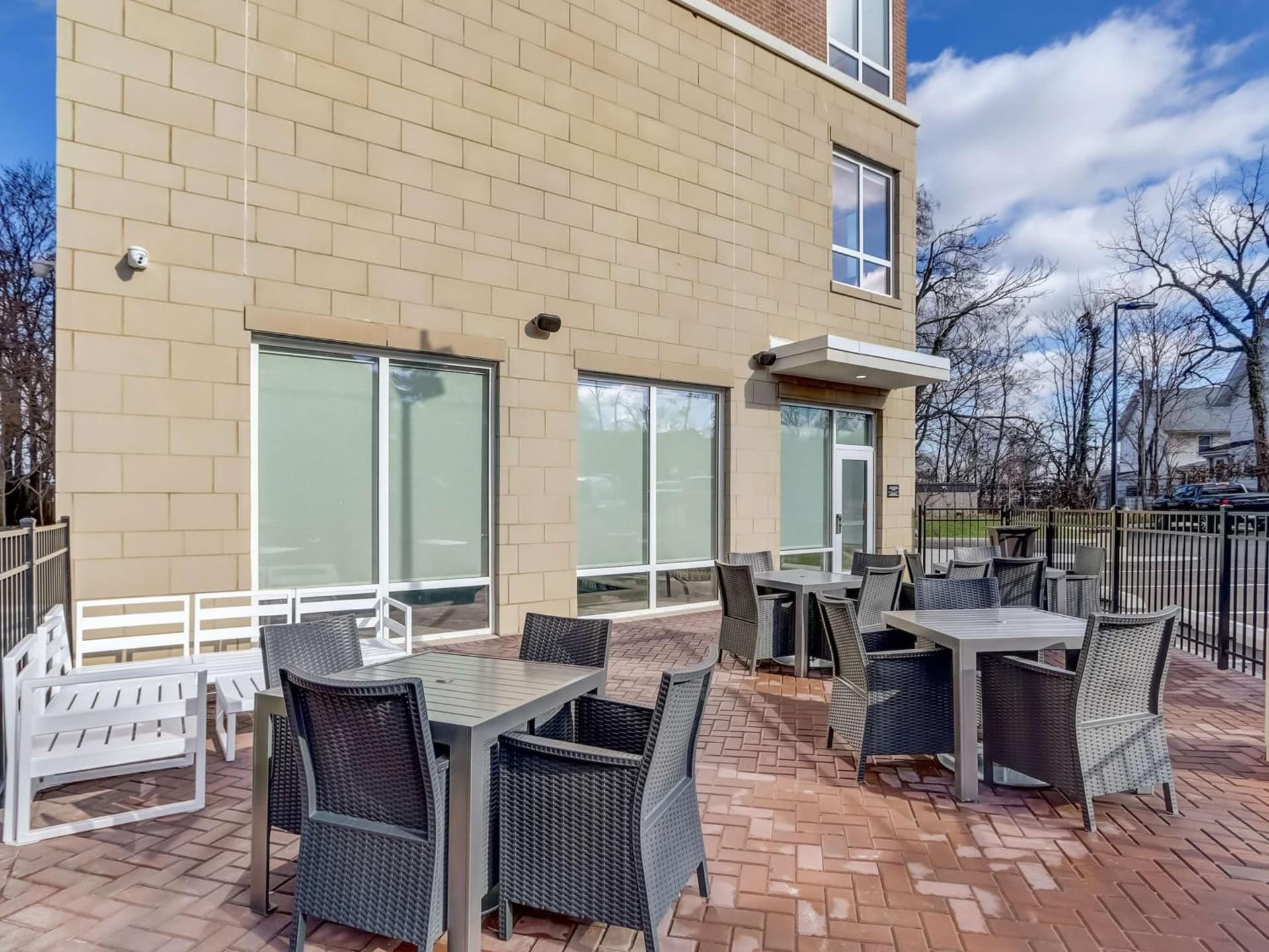Hampton Inn & Suites Cincinnati Midtown Rookwood interior in Cincinnati, OH — gallery photo 2