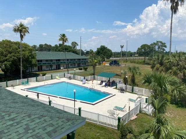 Inn On The Green Florida interior in Tavares, FL — gallery photo 2